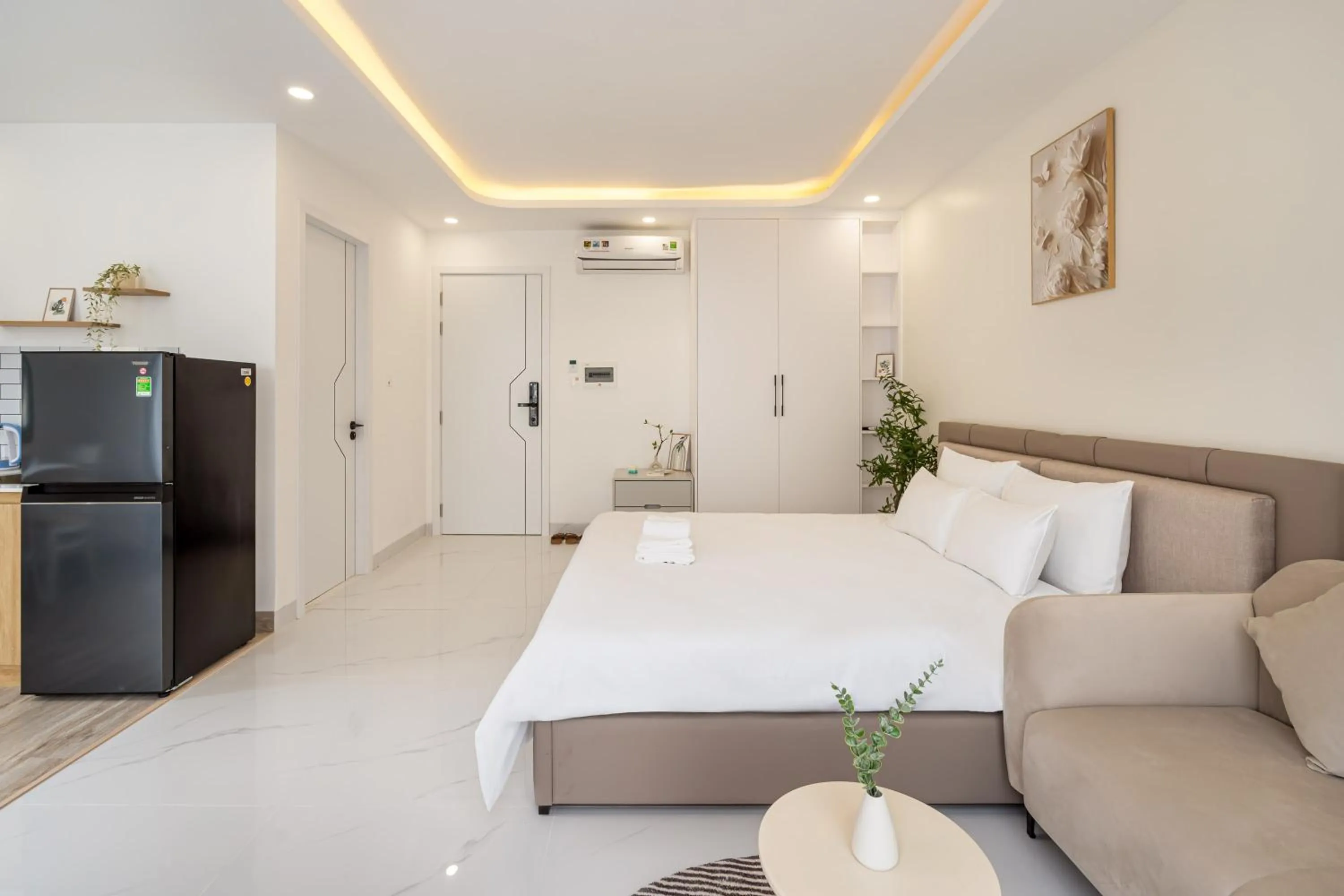 Photo of the whole room, Bed in The Royal Sky - Phu My Hung