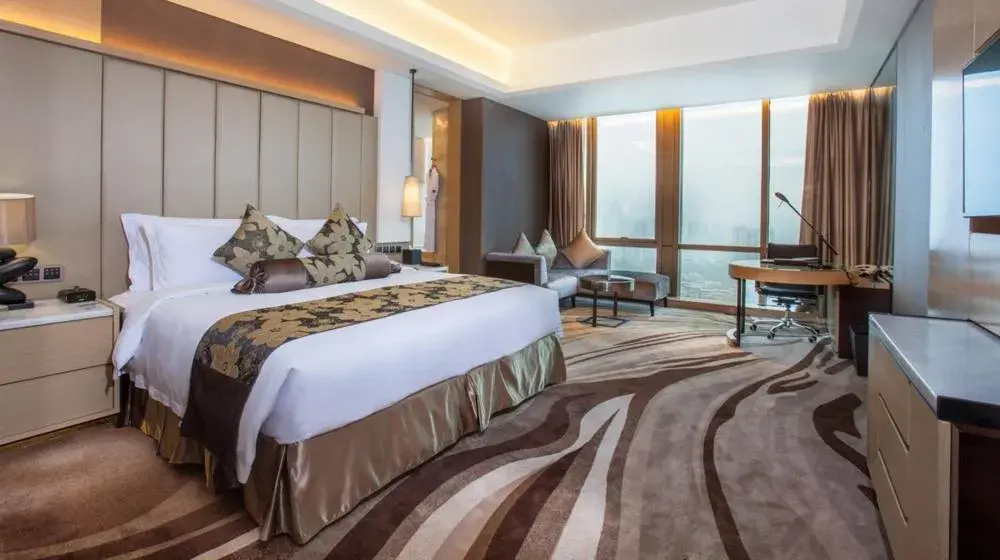 Bathroom, Bed in Shenzhen Futian Wyndham Grand Bathroom, Bed in Shenzhen Futian Wyndham Grand