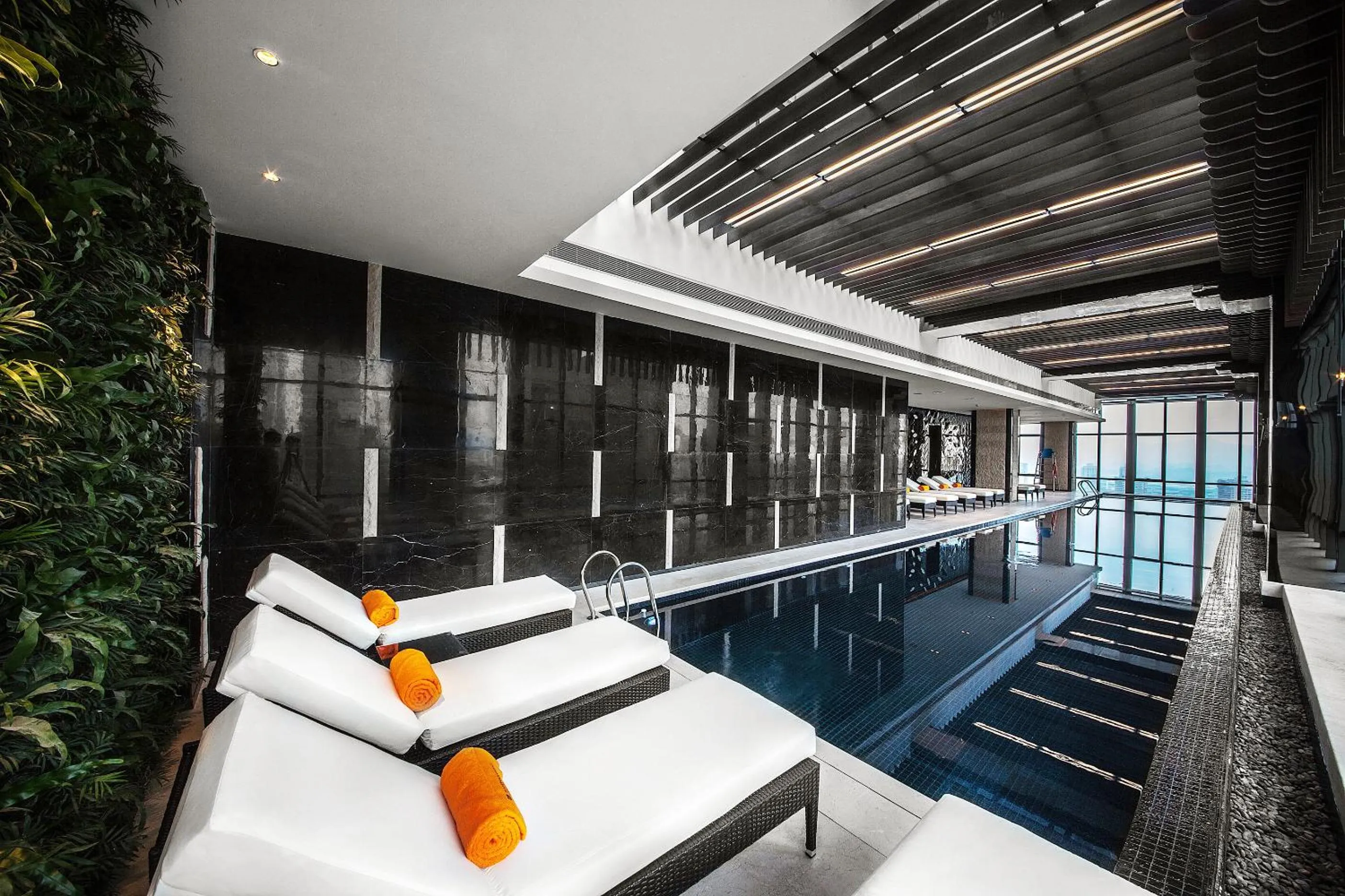 Swimming pool in Shenzhen Futian Wyndham Grand