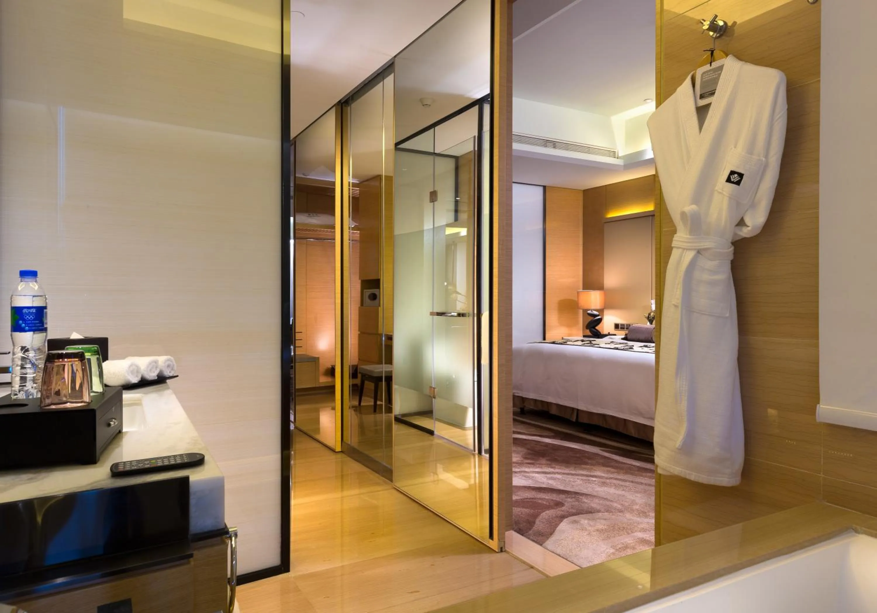 Bathroom, Bed in Shenzhen Futian Wyndham Grand