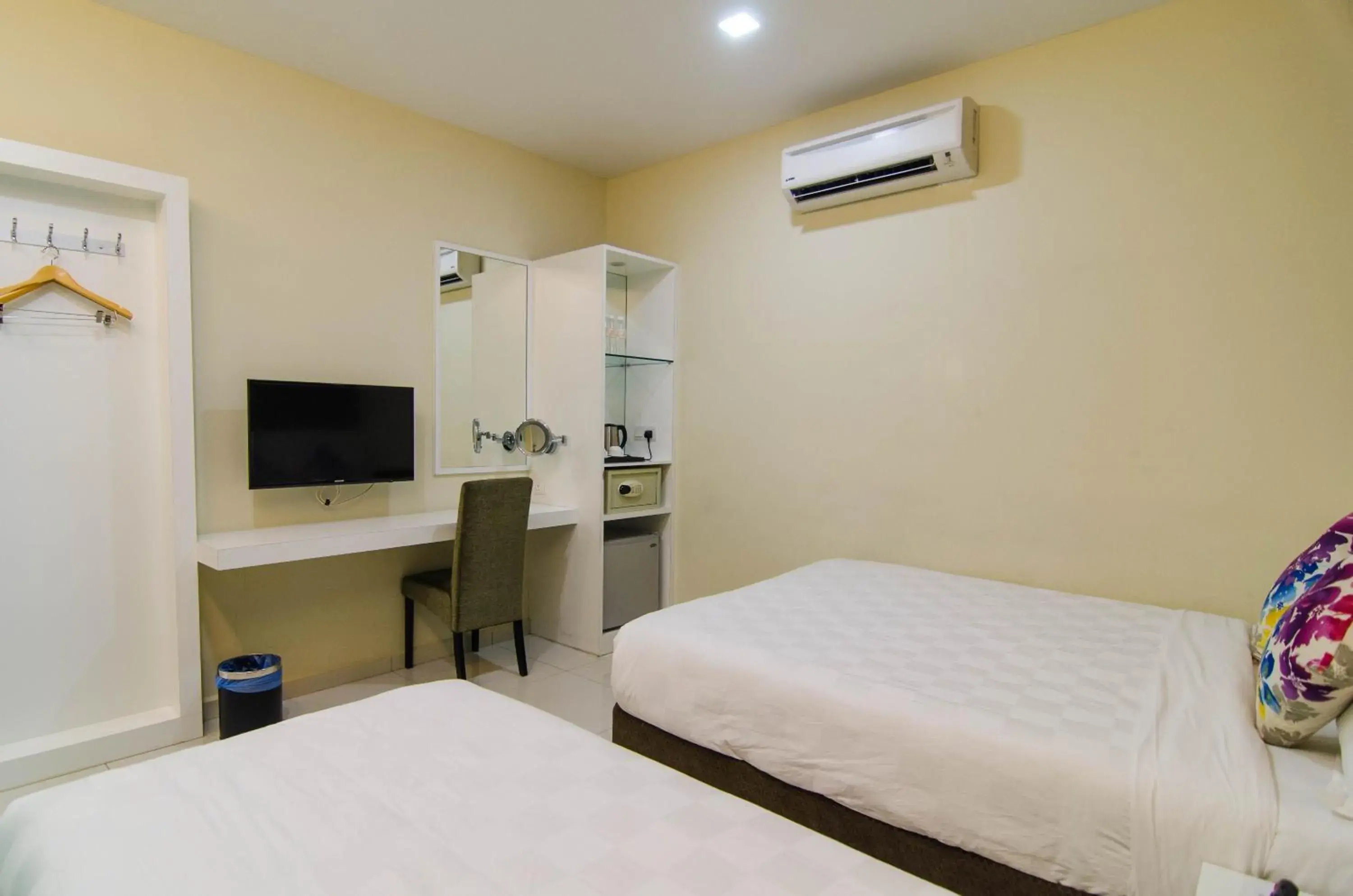 Bed in Hotel Mornington Bukit Permata Lumut