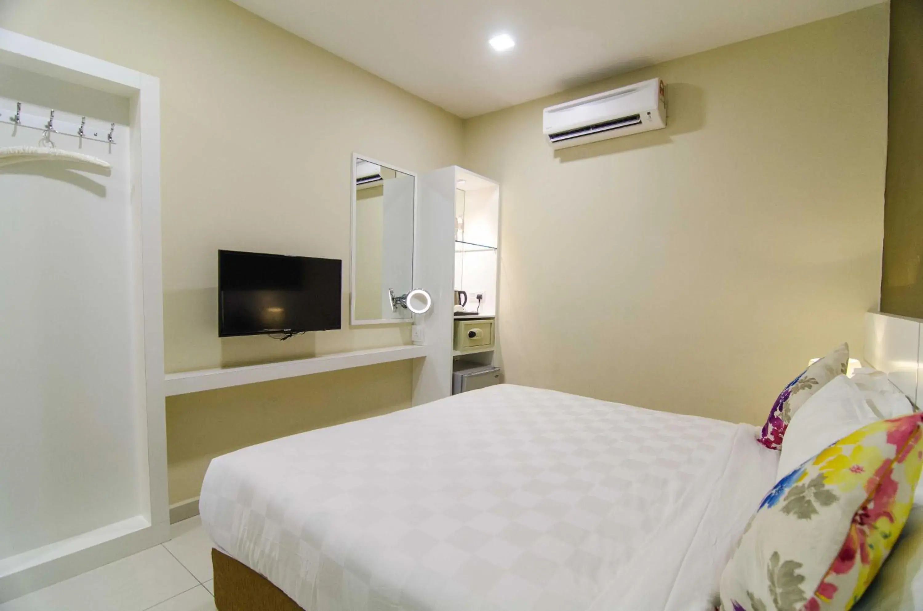 Bed in Hotel Mornington Bukit Permata Lumut