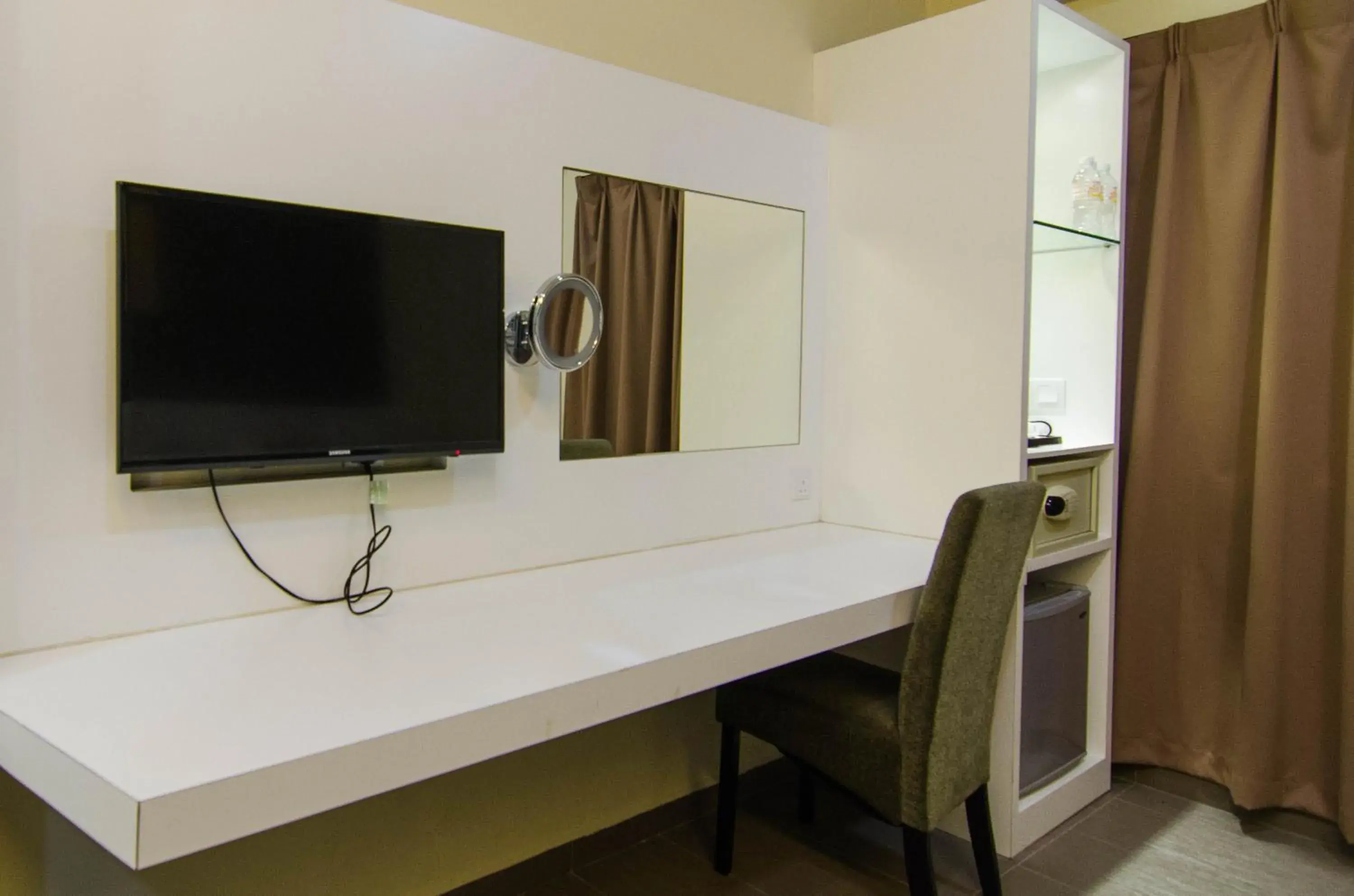 Bed, TV/Entertainment Center in Hotel Mornington Bukit Permata Lumut