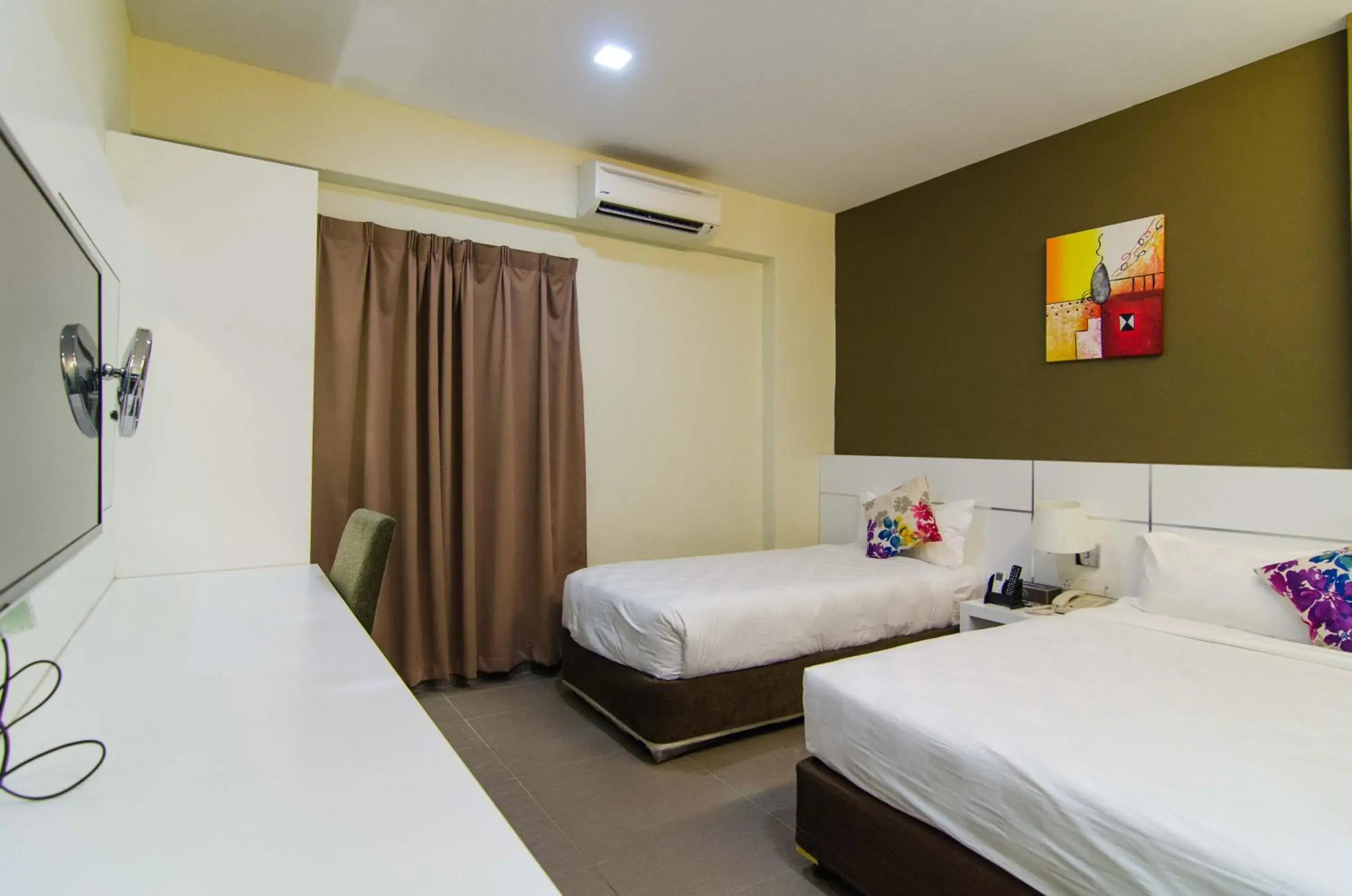 Bed in Hotel Mornington Bukit Permata Lumut