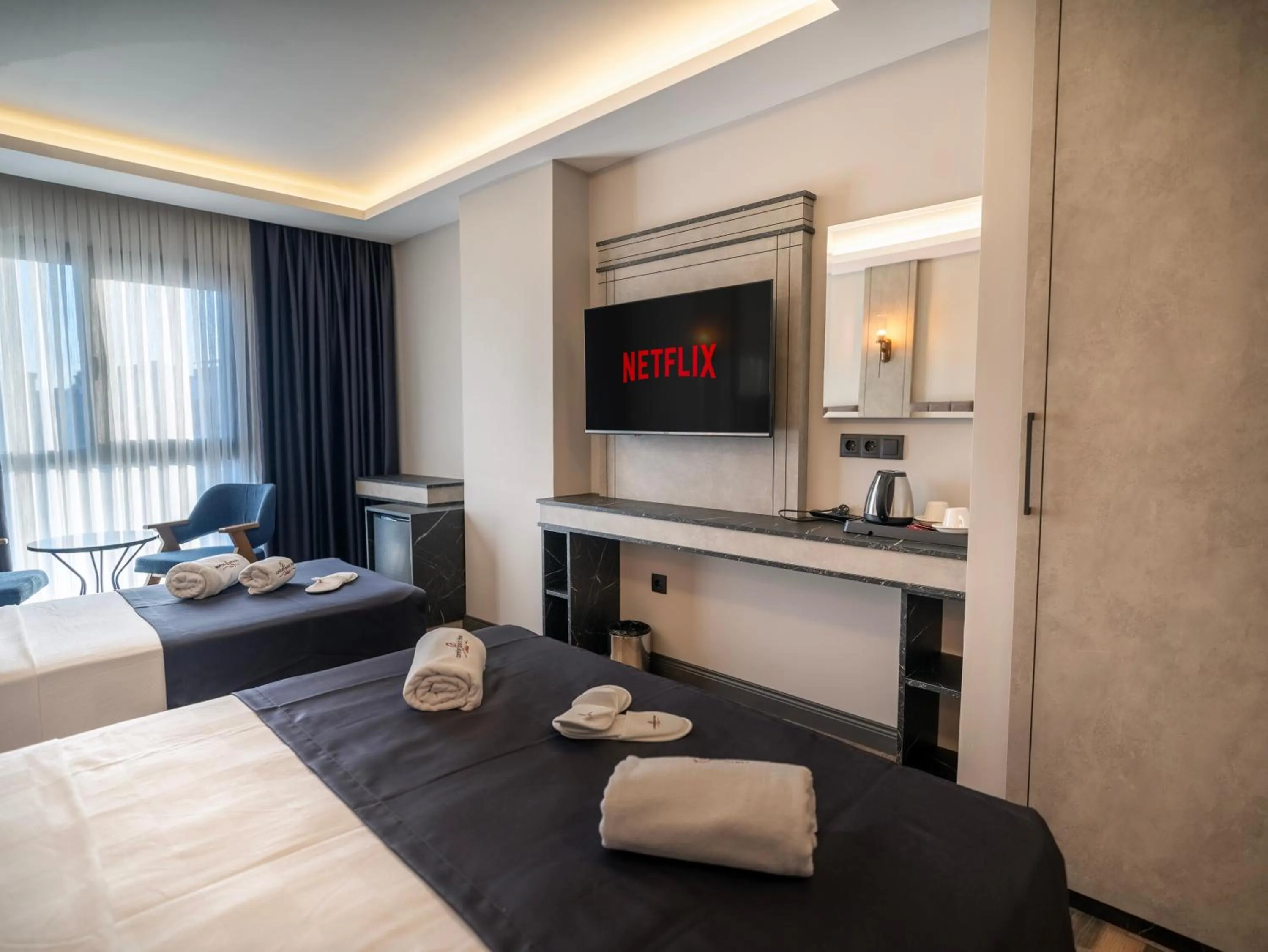 TV and multimedia, Bed in Modernlux Hotel