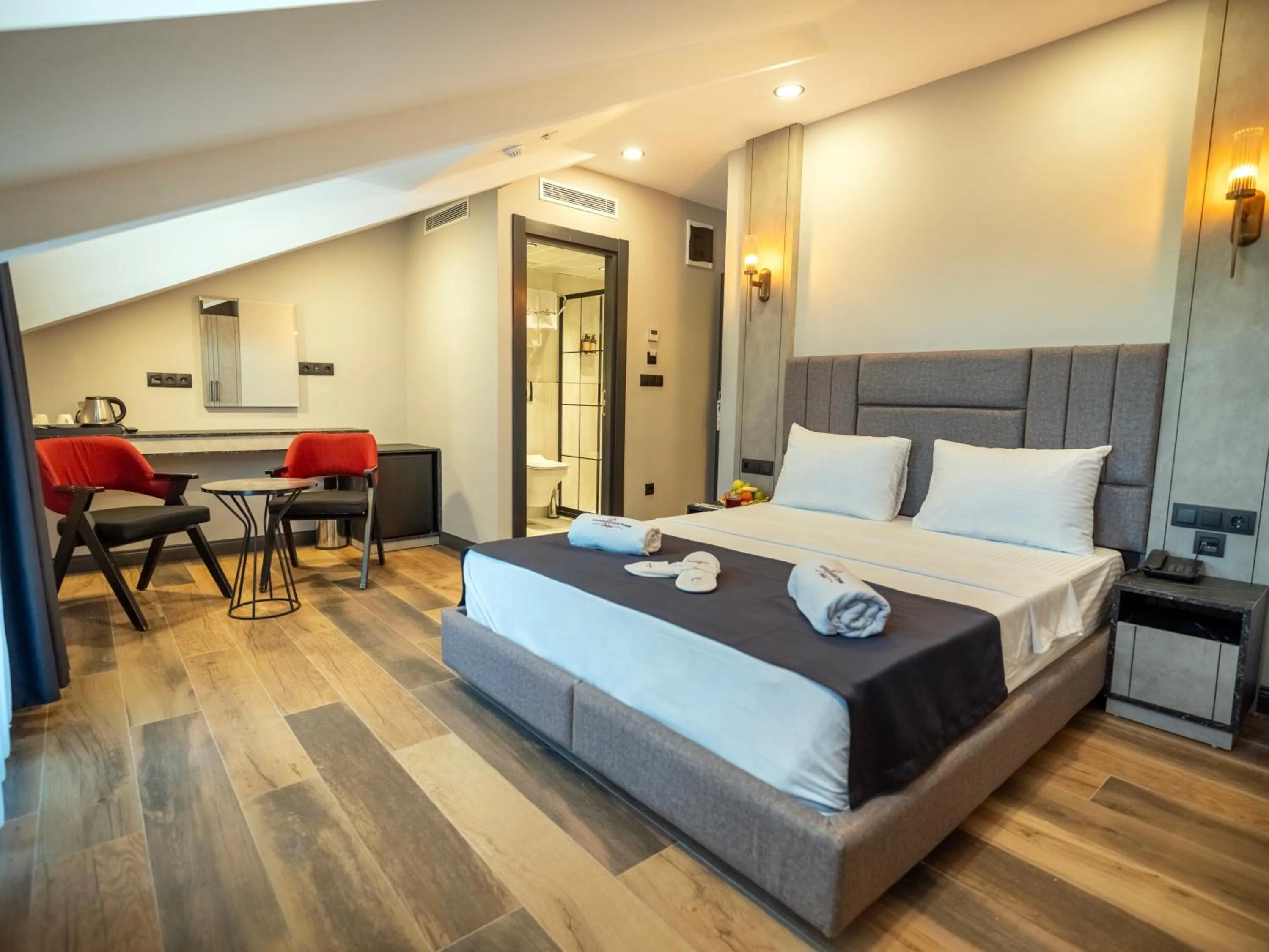 TV and multimedia, Bed in Modernlux Hotel