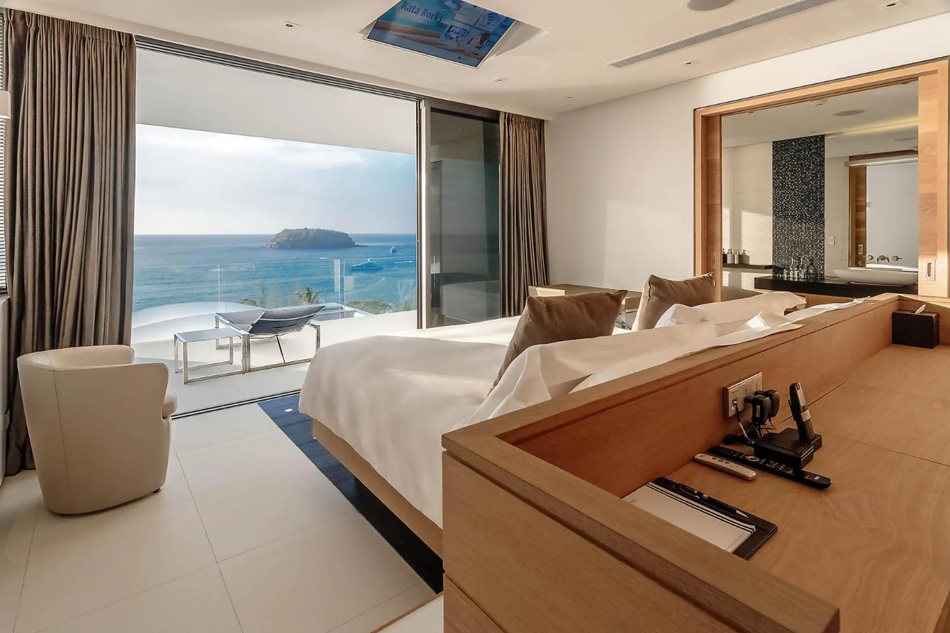 Bedroom, Bed in Kata Rocks