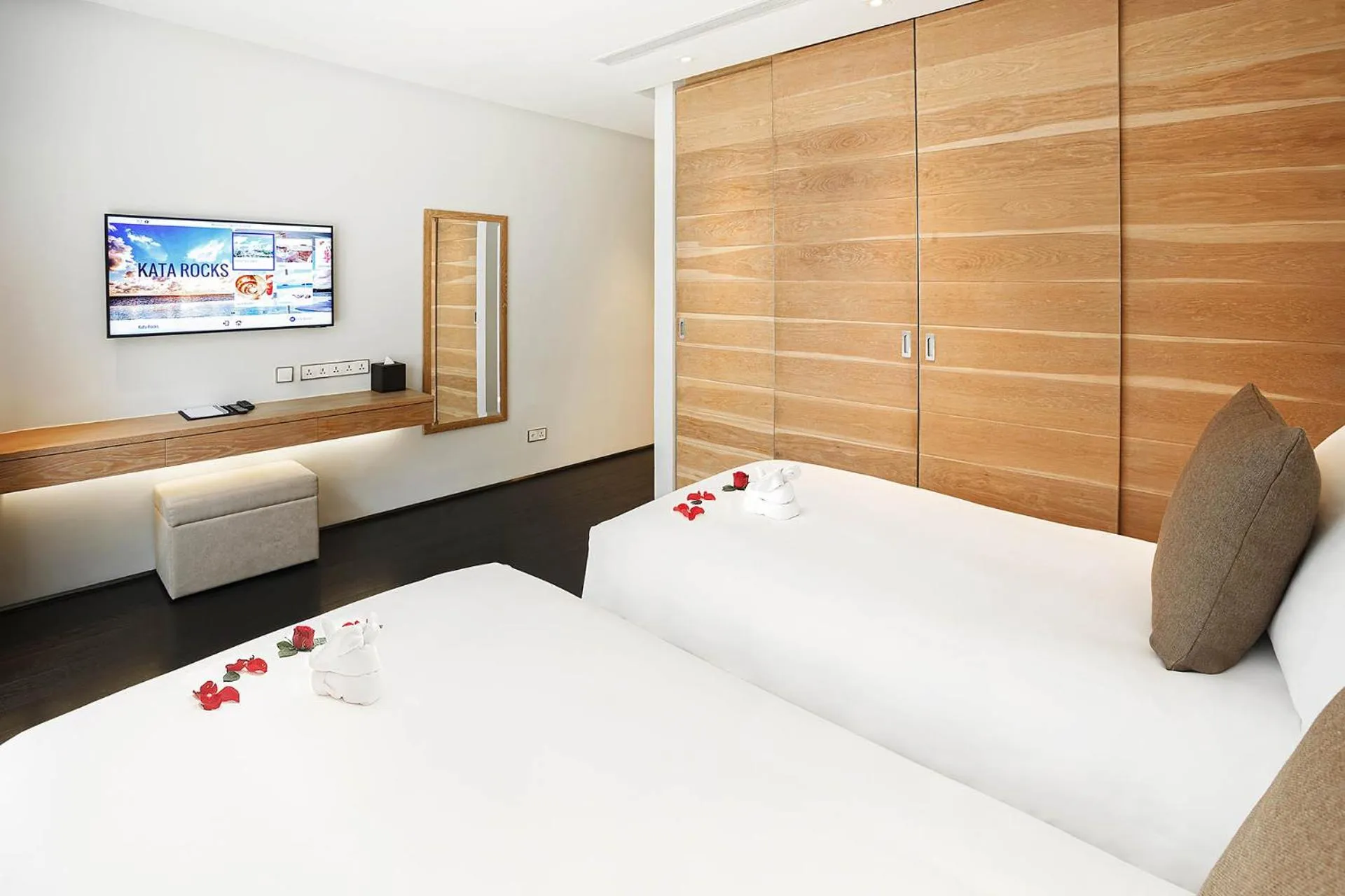 Bedroom, Bed in Kata Rocks