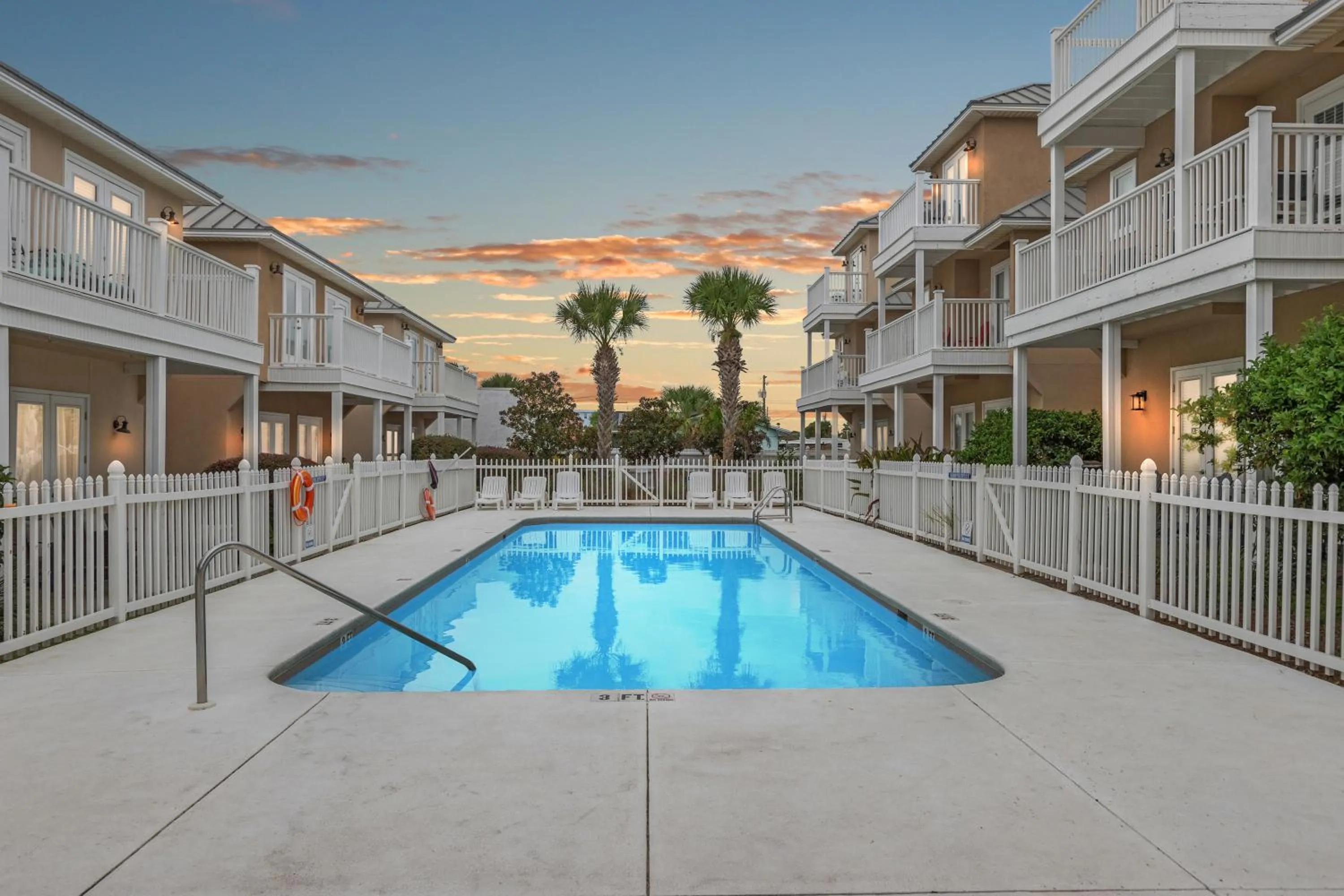 Escape to Sand Dollar Holler: Coastal Retreat, 3 Beds, 25 Baths, Sleeps 10!