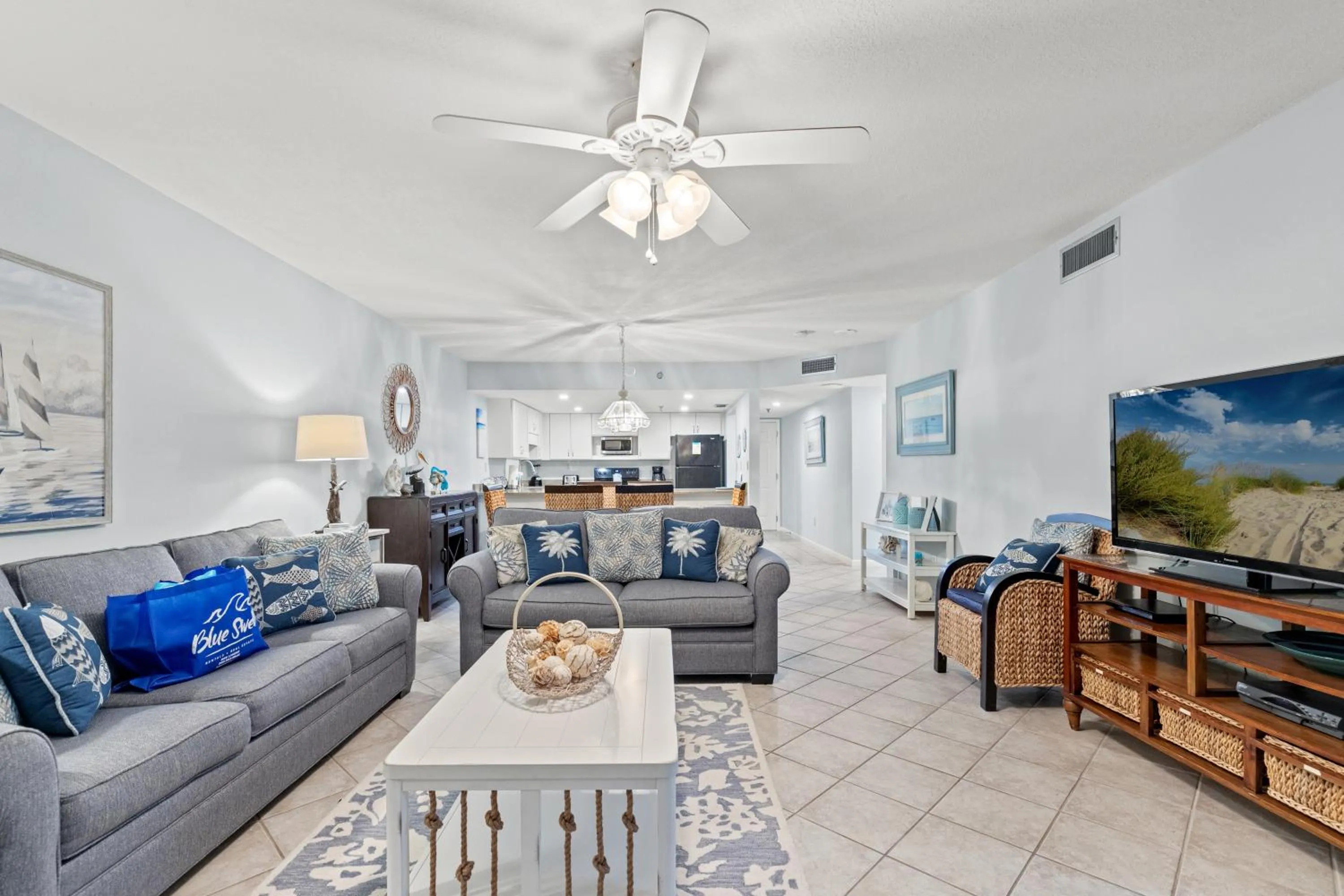 Beachfront Bliss! 2BR 2BA Stunning views! Sleeps 8! Beach Chair Service!