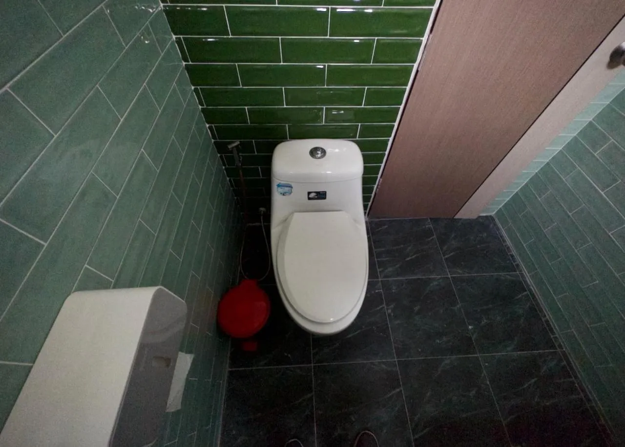 Toilet in Sugar and Spice Inn