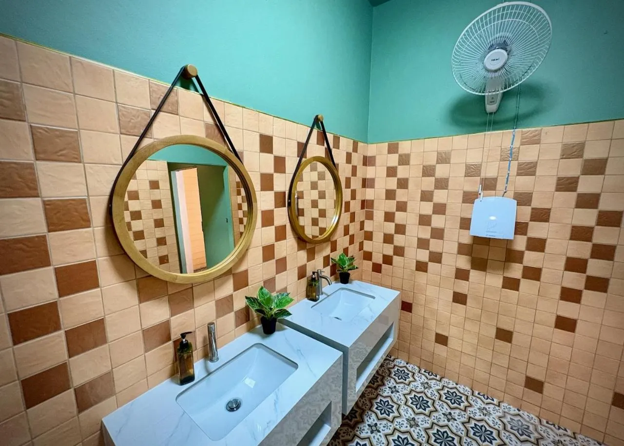 Restaurant/places to eat in Sugar and Spice Inn