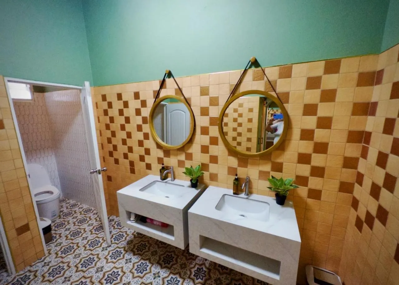 Restaurant/places to eat in Sugar and Spice Inn