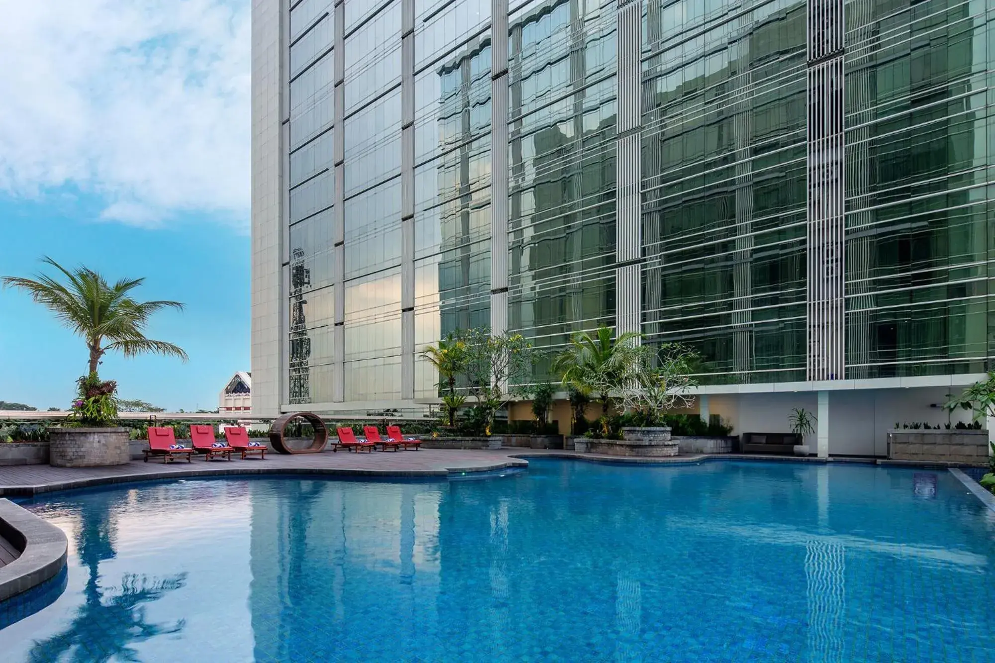 Swimming pool in The Alana Yogyakarta Hotel and Convention Center Swimming pool in The Alana Yogyakarta Hotel and Convention Center
