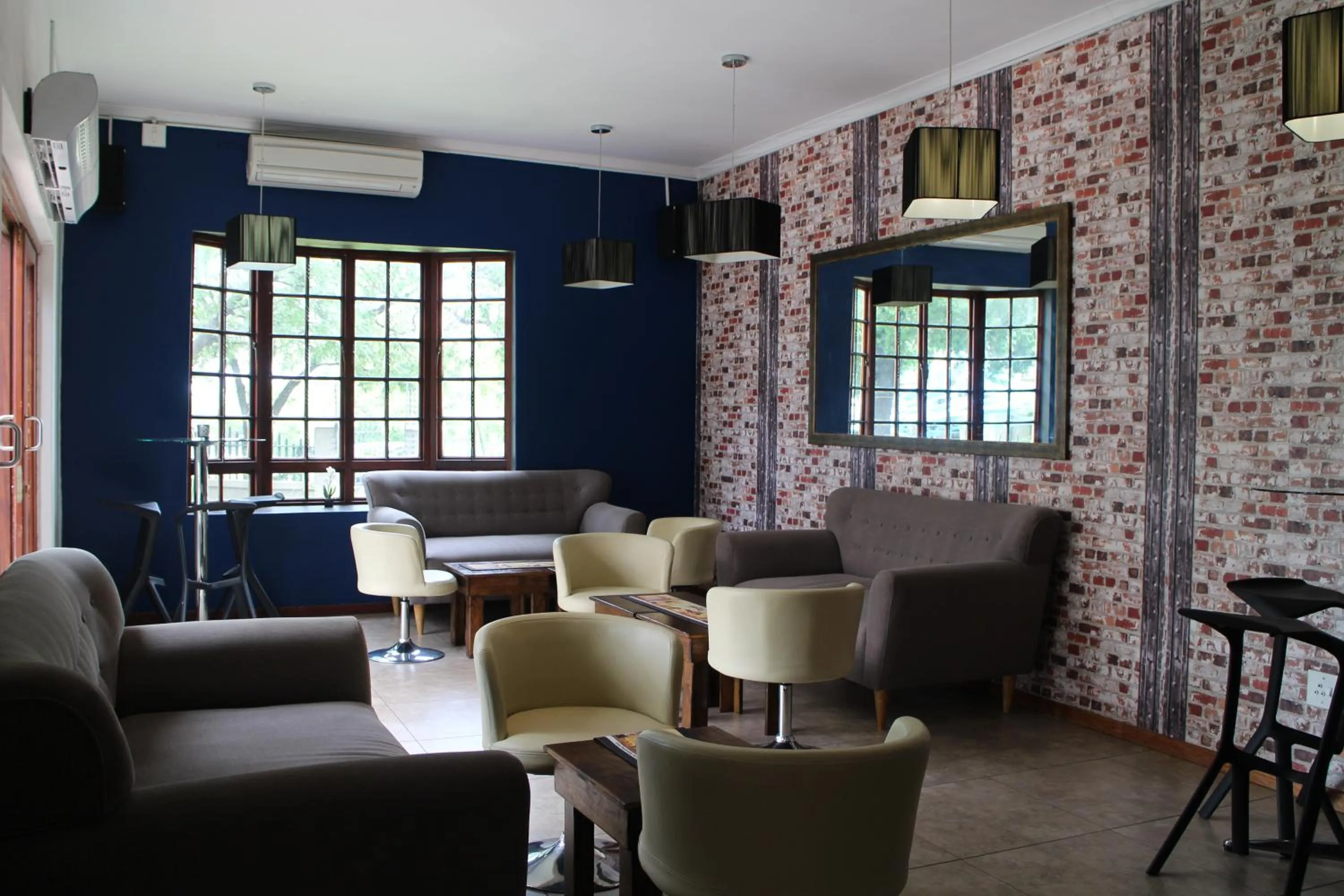 Communal lounge/ TV room in Cu Guest House