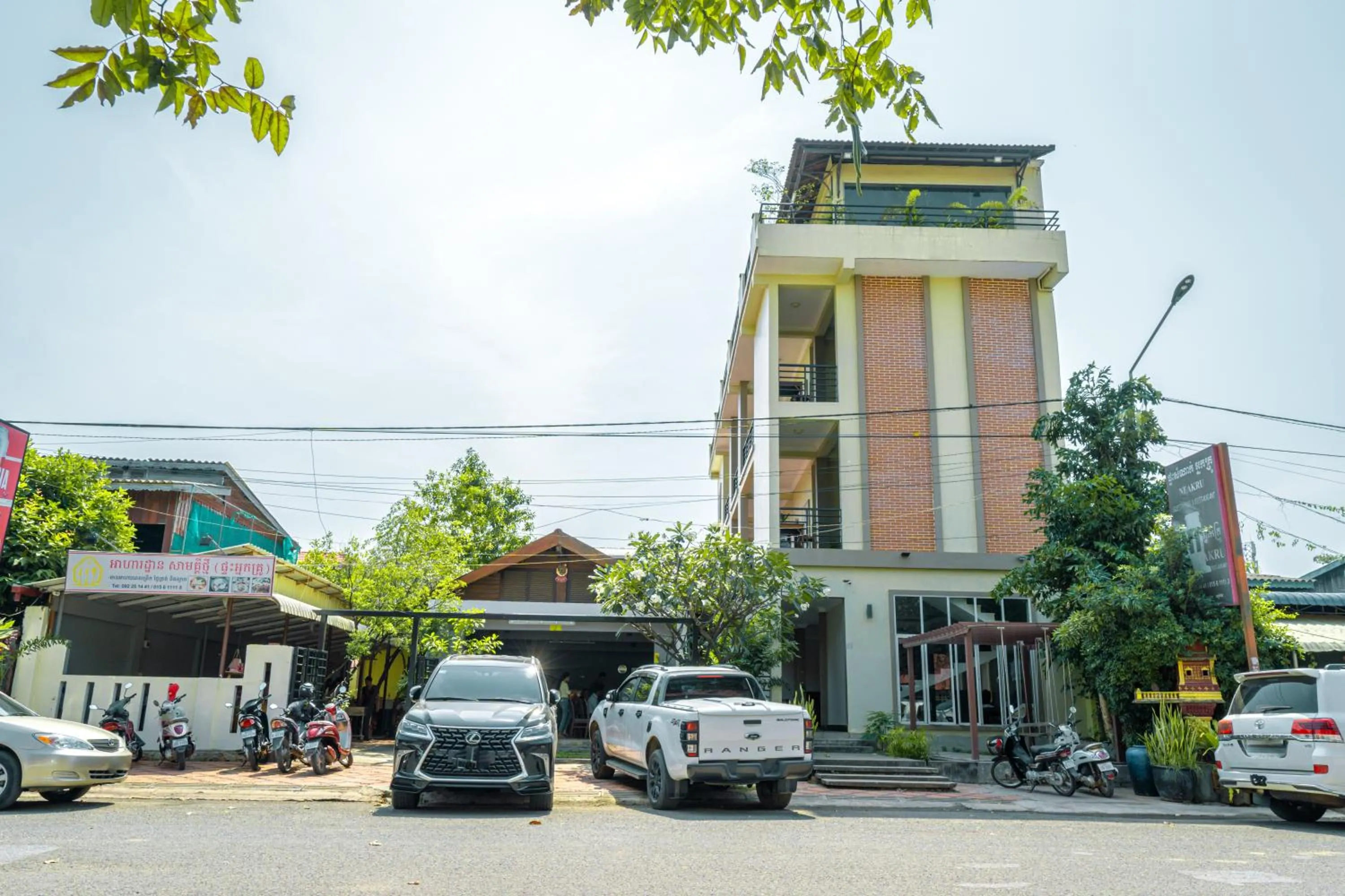 Neakru Guesthouse and Restaurant