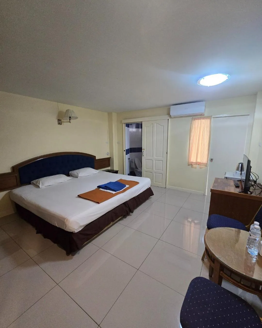 Photo of the whole room, Bed in Jardin