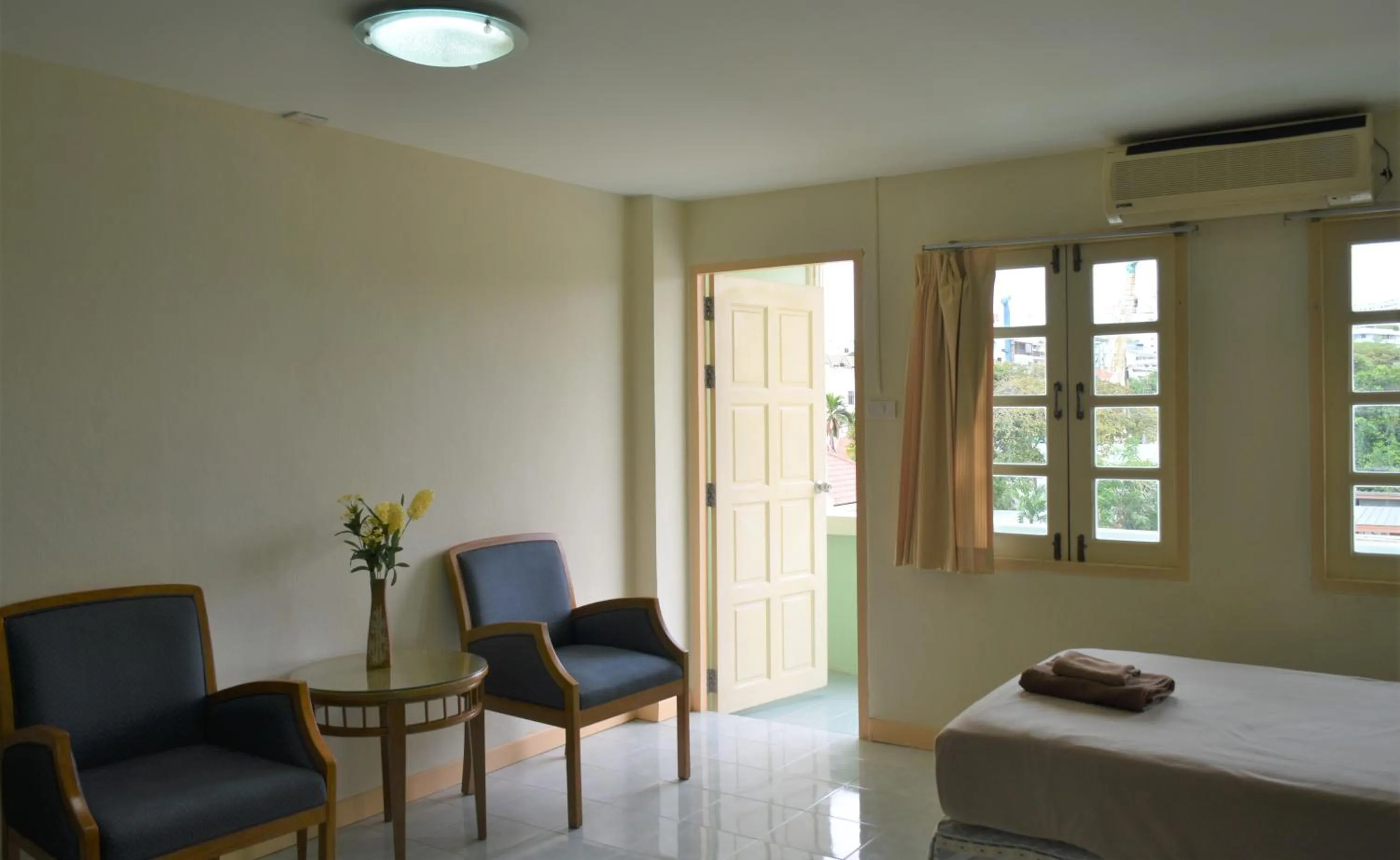 Seating area, Bed in Jardin