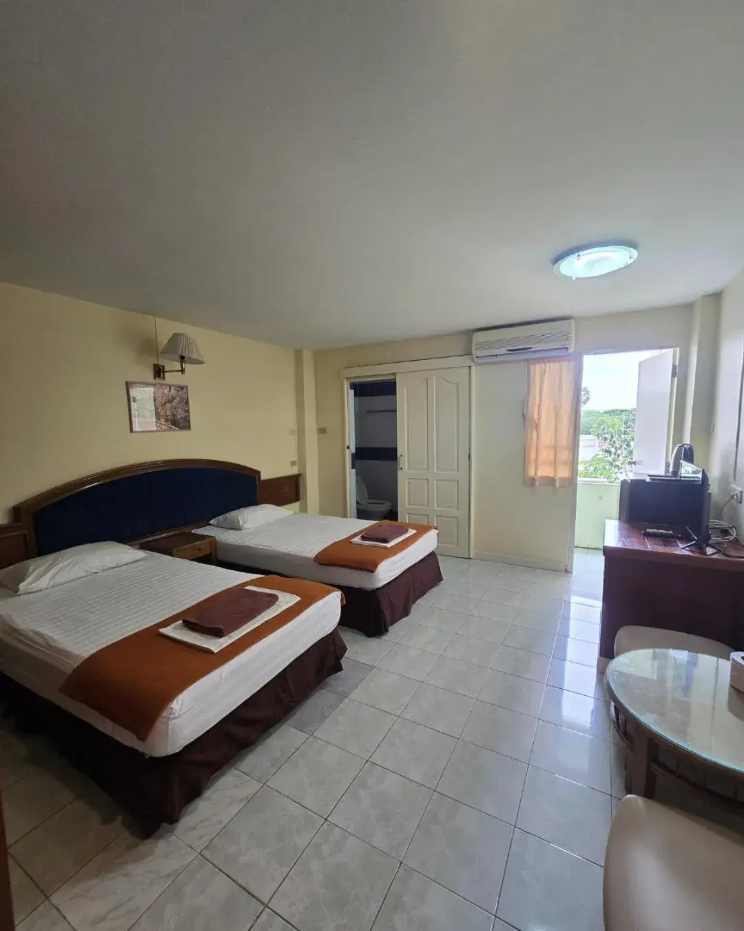 Photo of the whole room, Bed in Jardin Photo of the whole room, Bed in Jardin