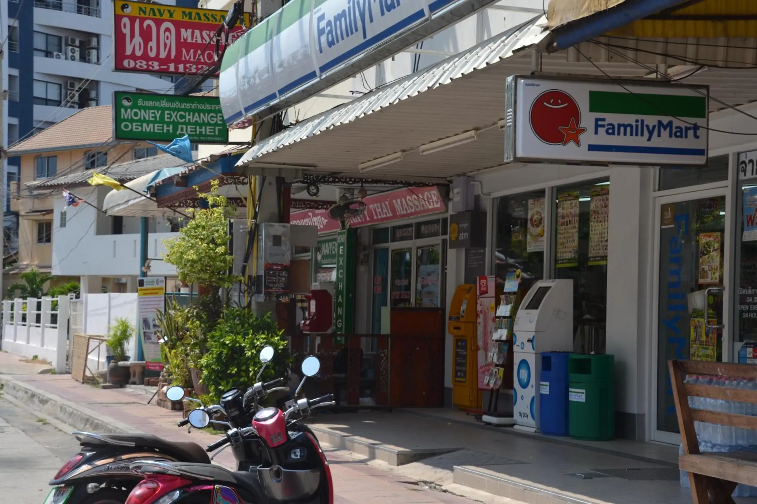 Facade/entrance in Jardin Facade/entrance in Jardin
