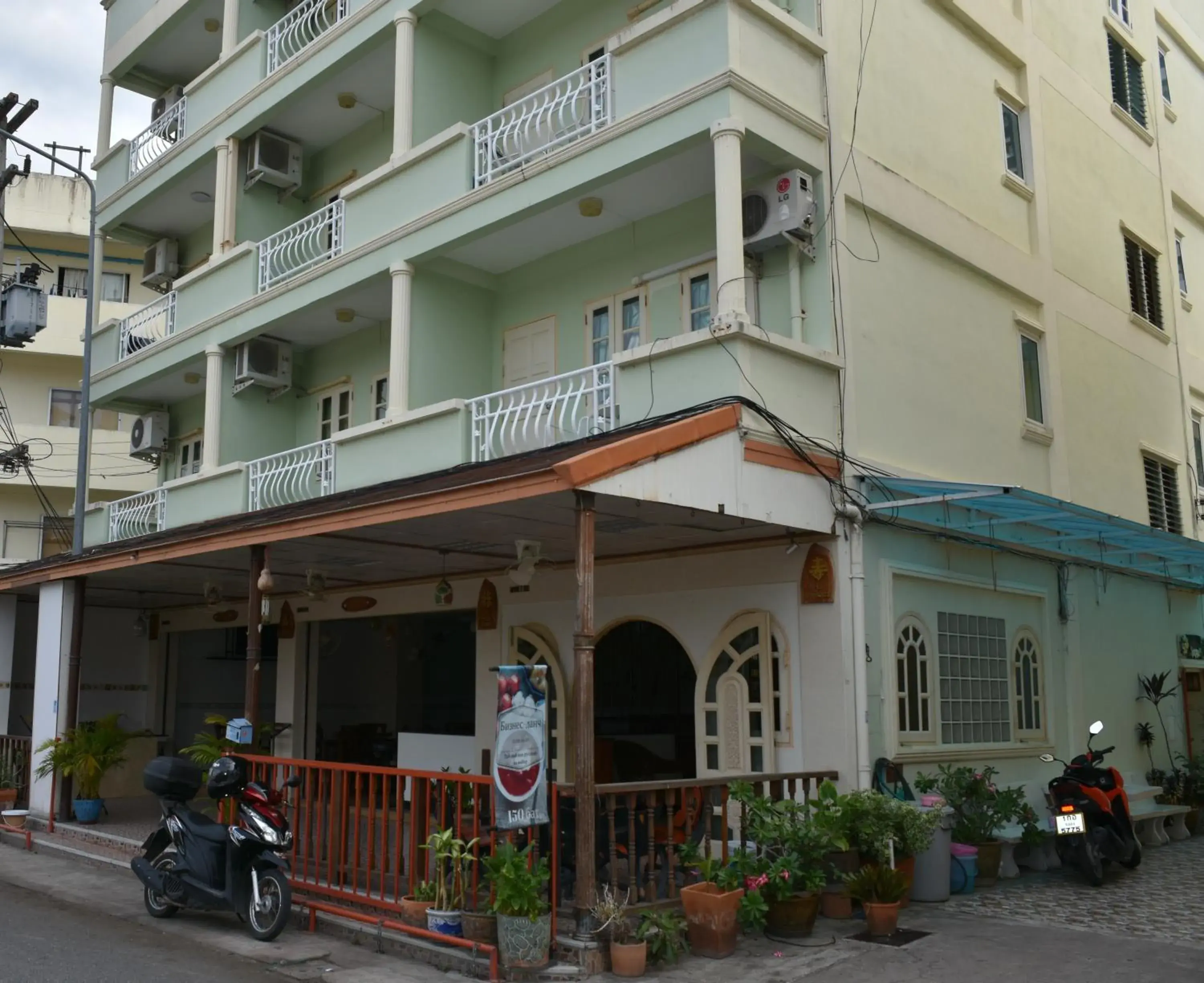 Facade/entrance in Jardin Facade/entrance in Jardin