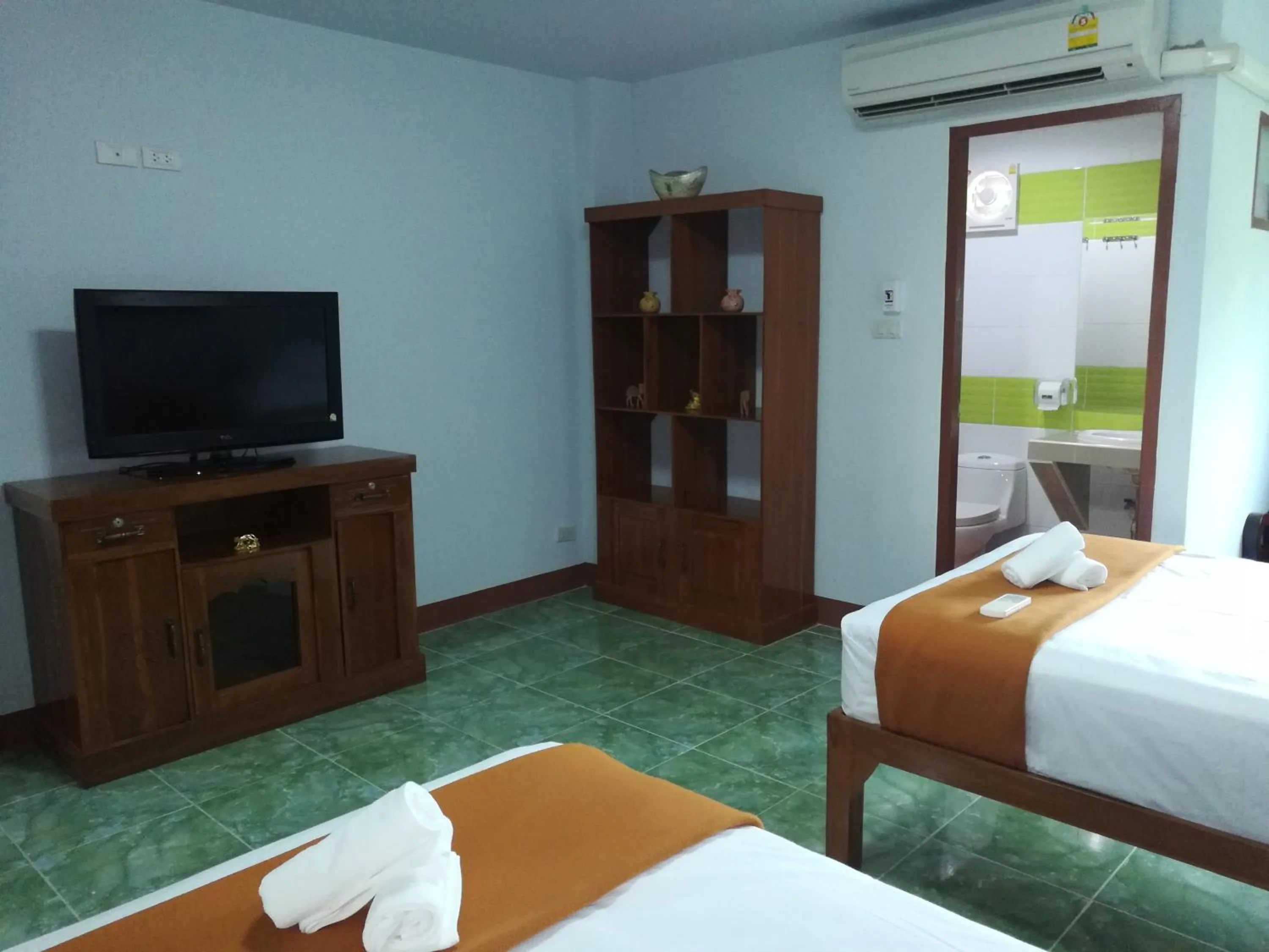 Photo of the whole room, Bed in Jardin