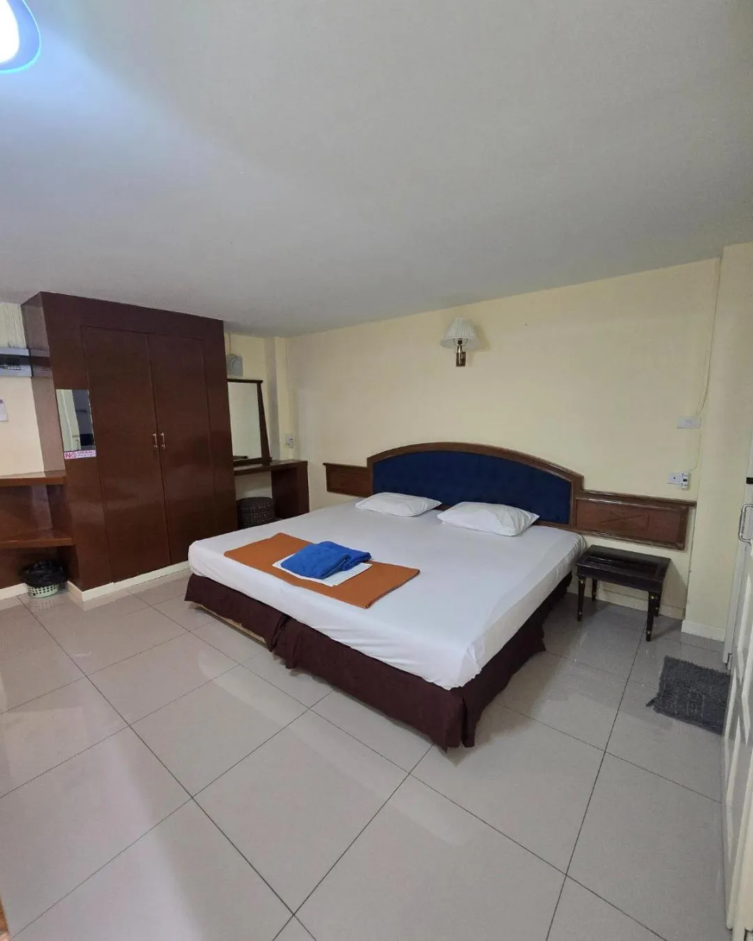 Bedroom, Bed in Jardin