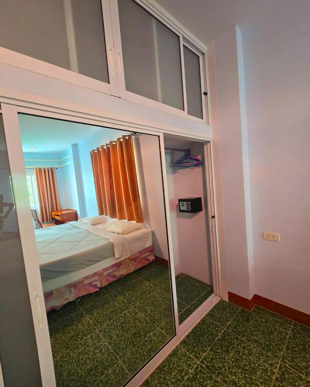 wardrobe, Bed in Jardin