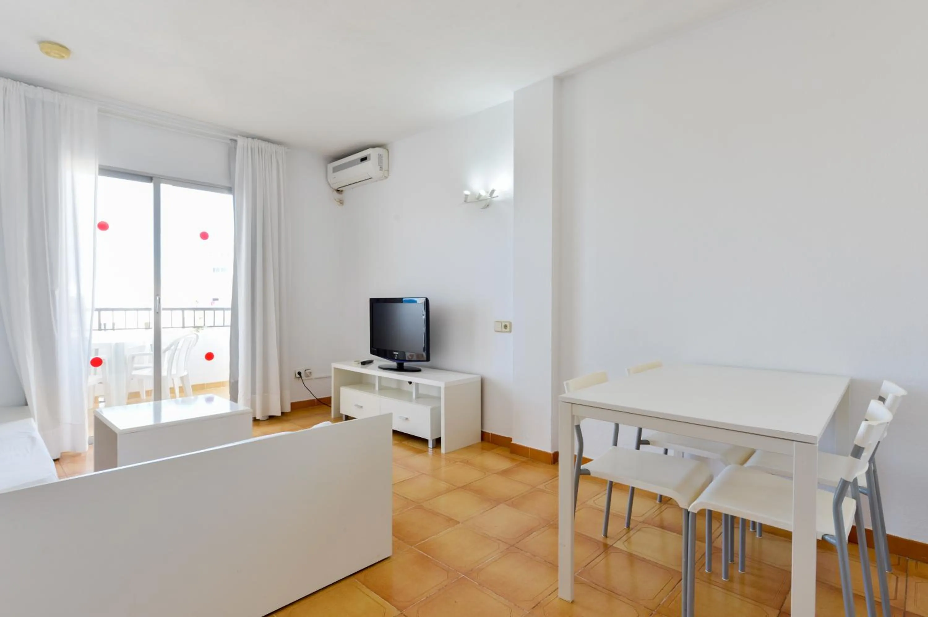 TV and multimedia in Apartamentos San Antonio Beach