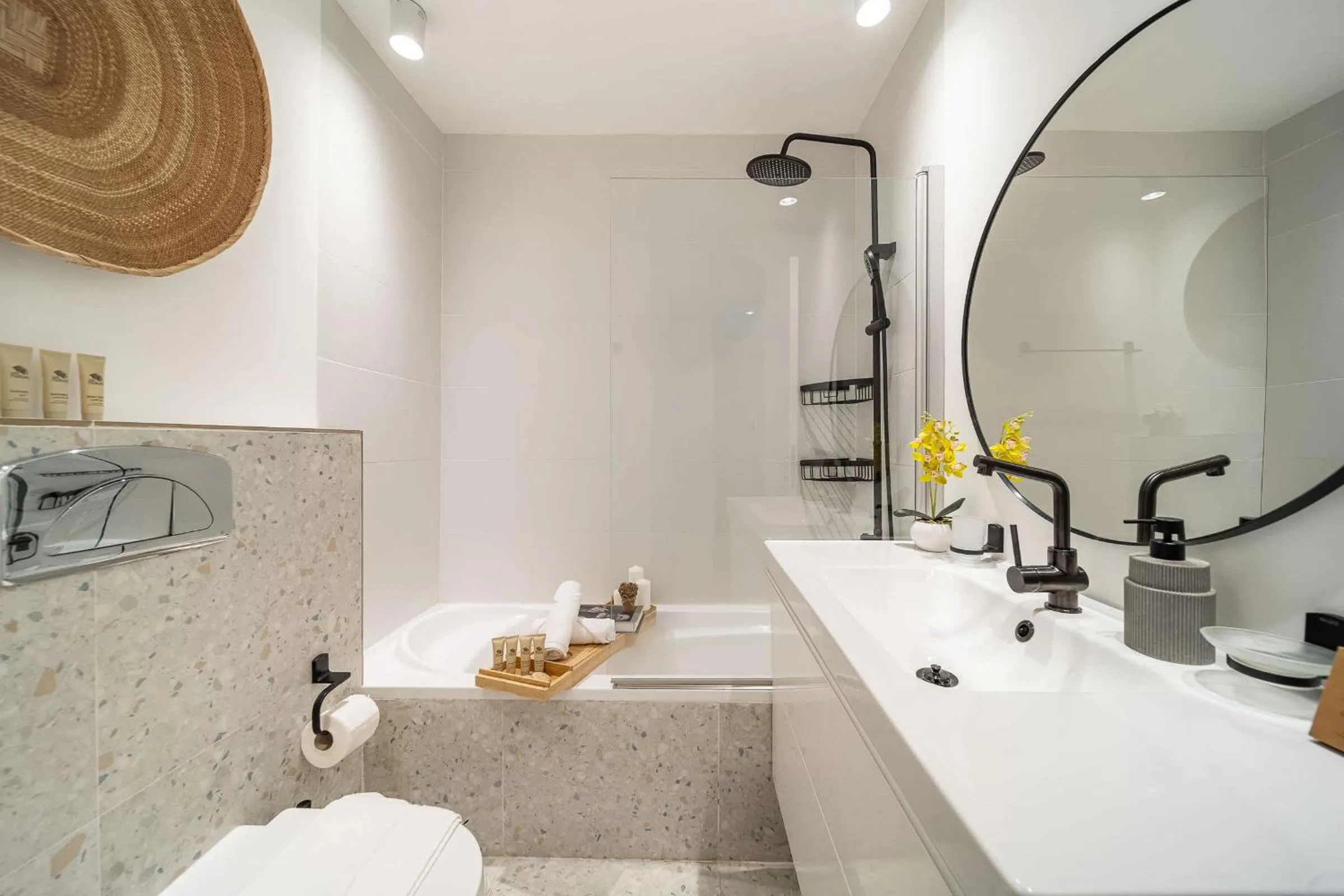 Shower in Airstay - Chic Studio - Marina View - Dubai Marina - Monthly Offer Available