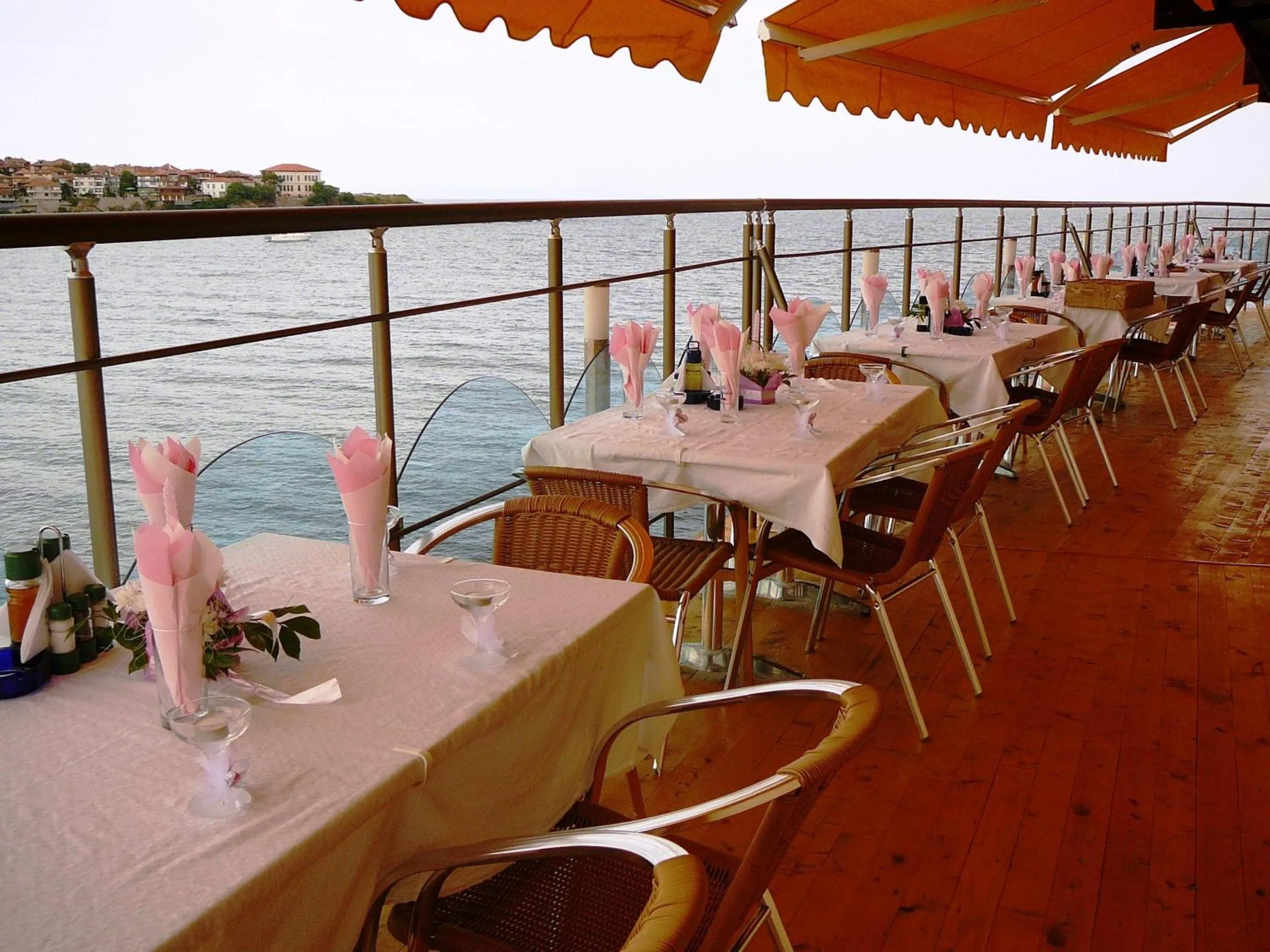 Restaurant/places to eat in Hotel Parnasse