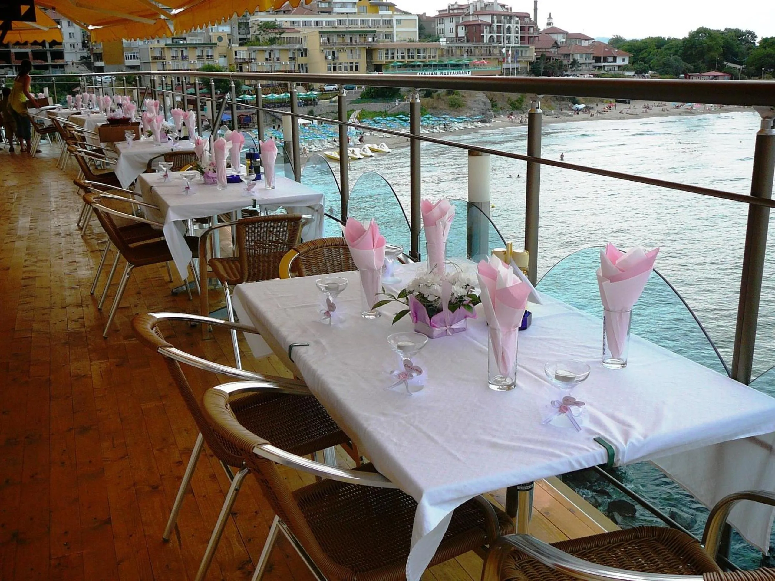 Restaurant/places to eat in Hotel Parnasse