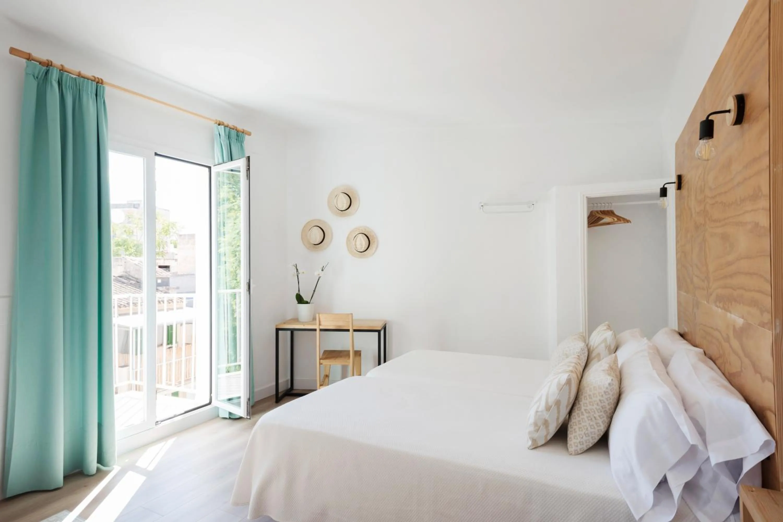 Twin Room with Balcony in Forenna Hostel