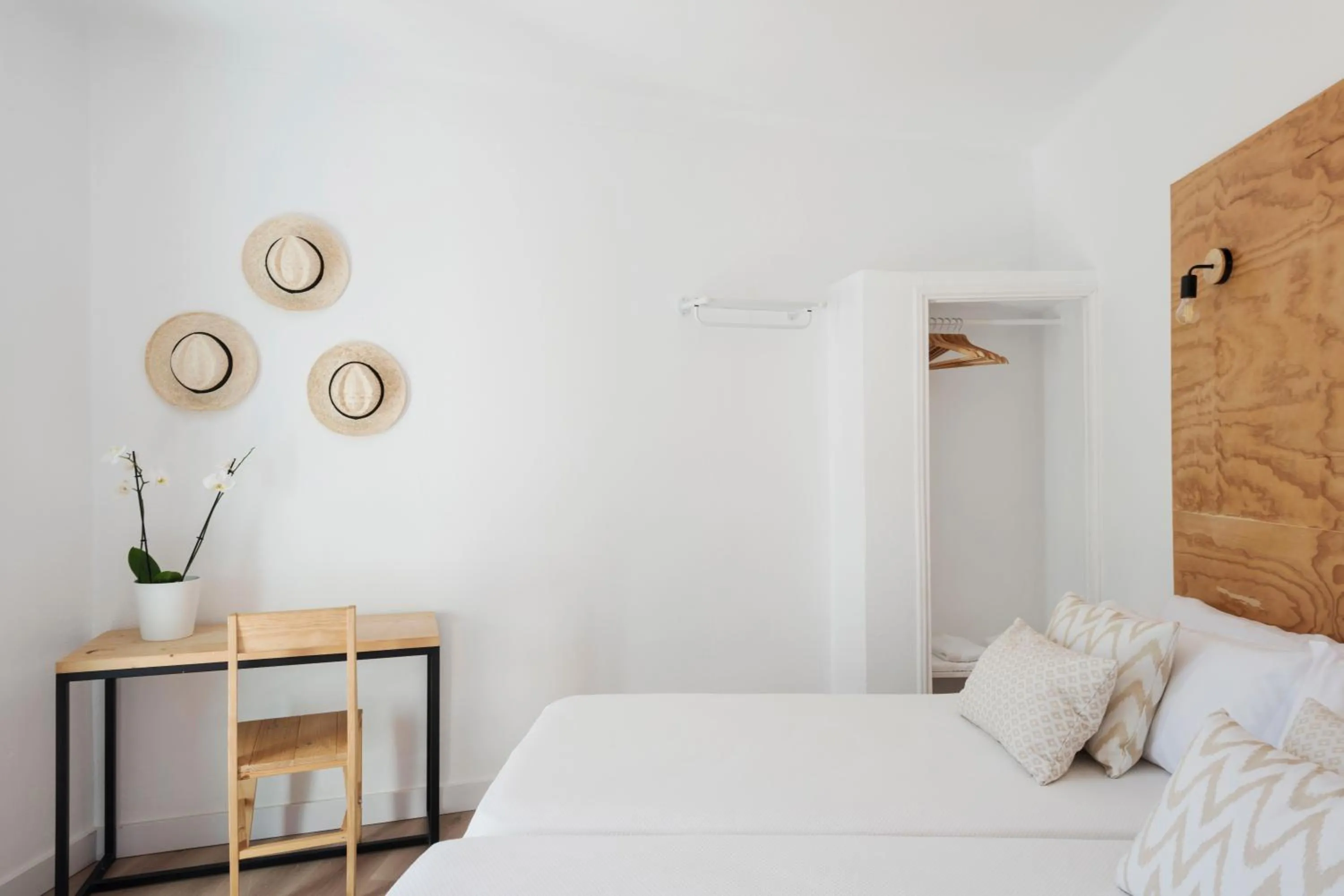 Twin Room with Balcony in Forenna Hostel