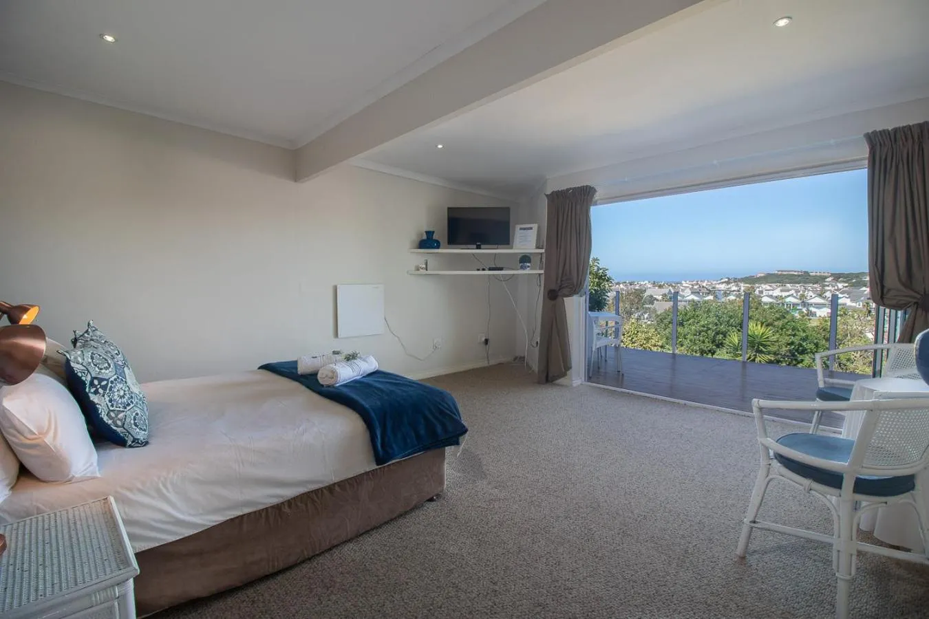 Photo of the whole room, Bed in Dockside
