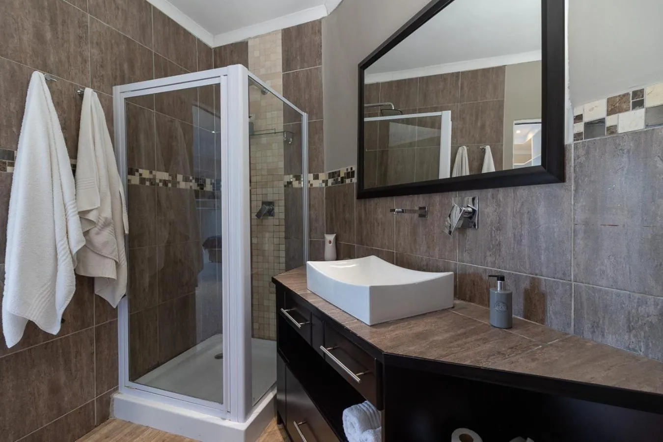 Shower in Dockside