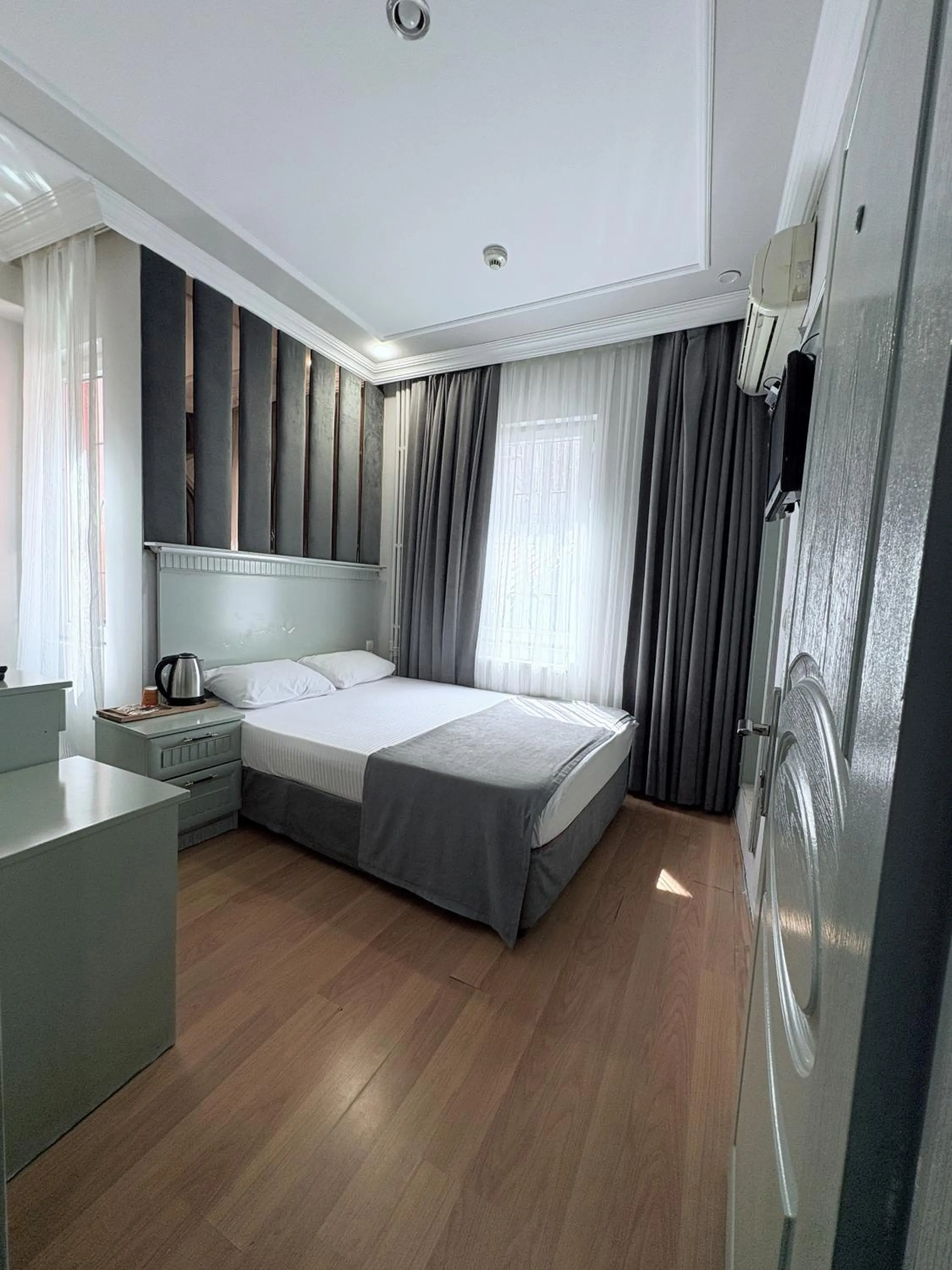 Photo of the whole room, Bed in Grand Hurriyet Hotel