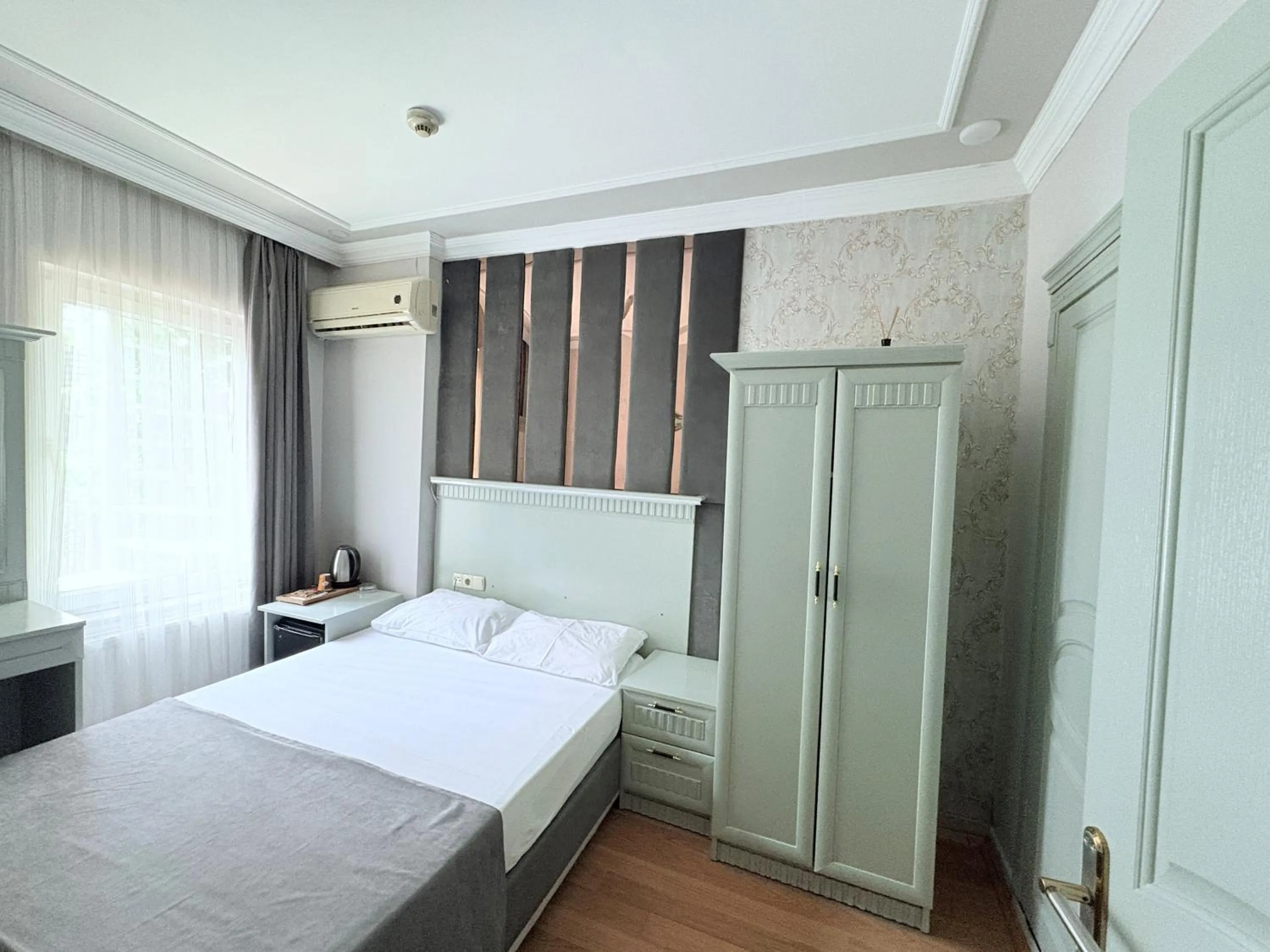 Photo of the whole room, Bed in Grand Hurriyet Hotel