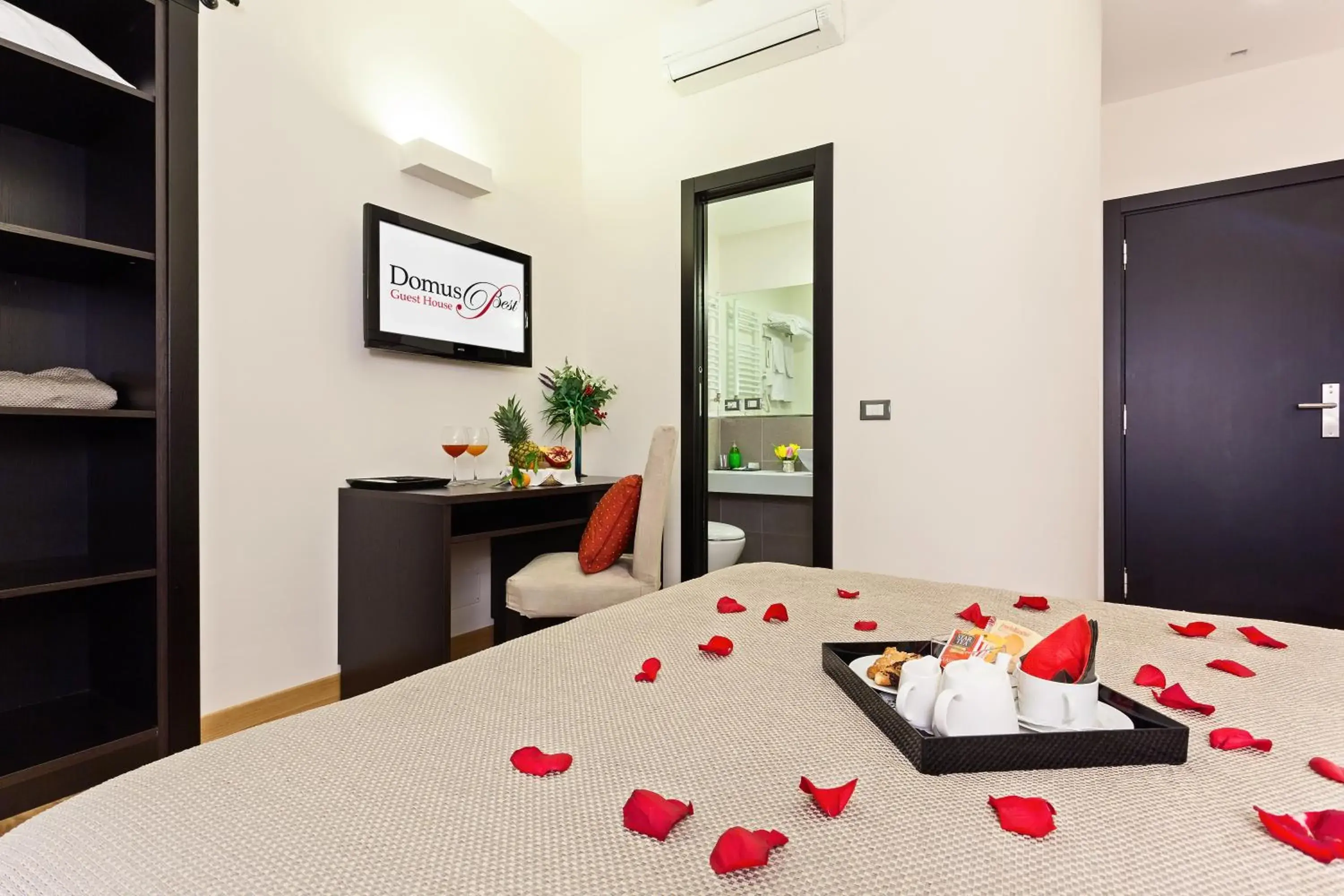Double or Twin Room in Domus Best Guest House Double or Twin Room in Domus Best Guest House
