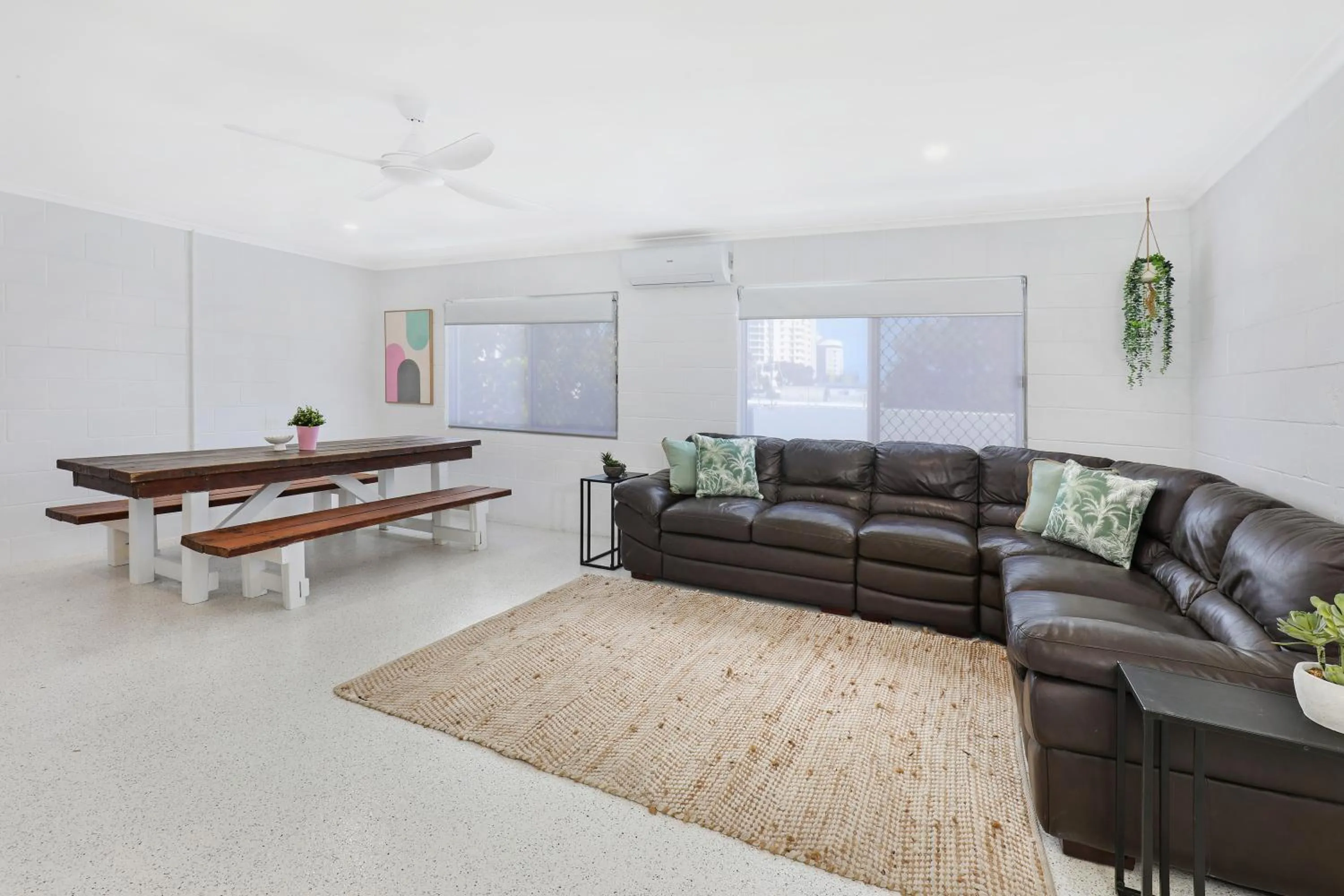 Communal lounge/ TV room in Palms on Parker Backpackers