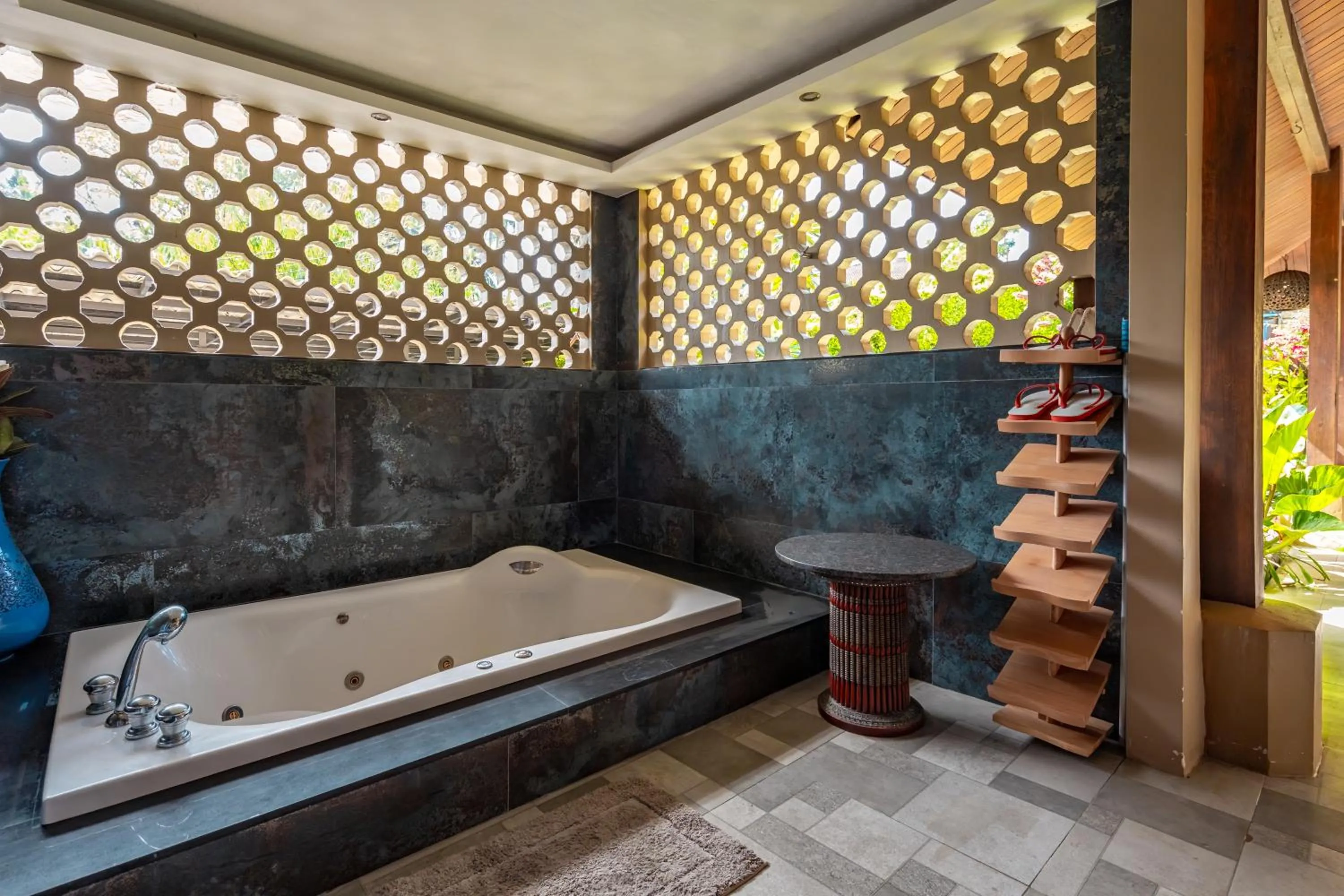 Bath in Ocean Pearl Seaview Residence