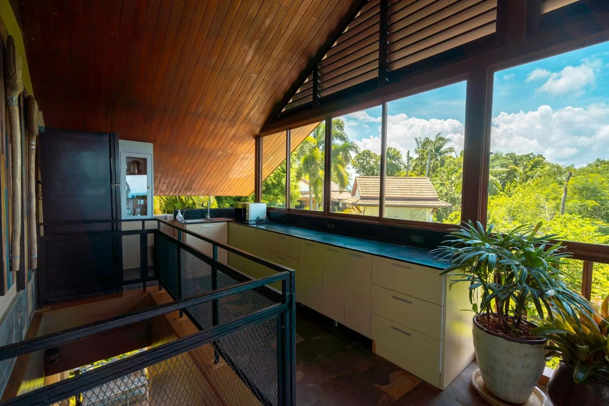 Kitchen or kitchenette in Ocean Pearl Seaview Residence