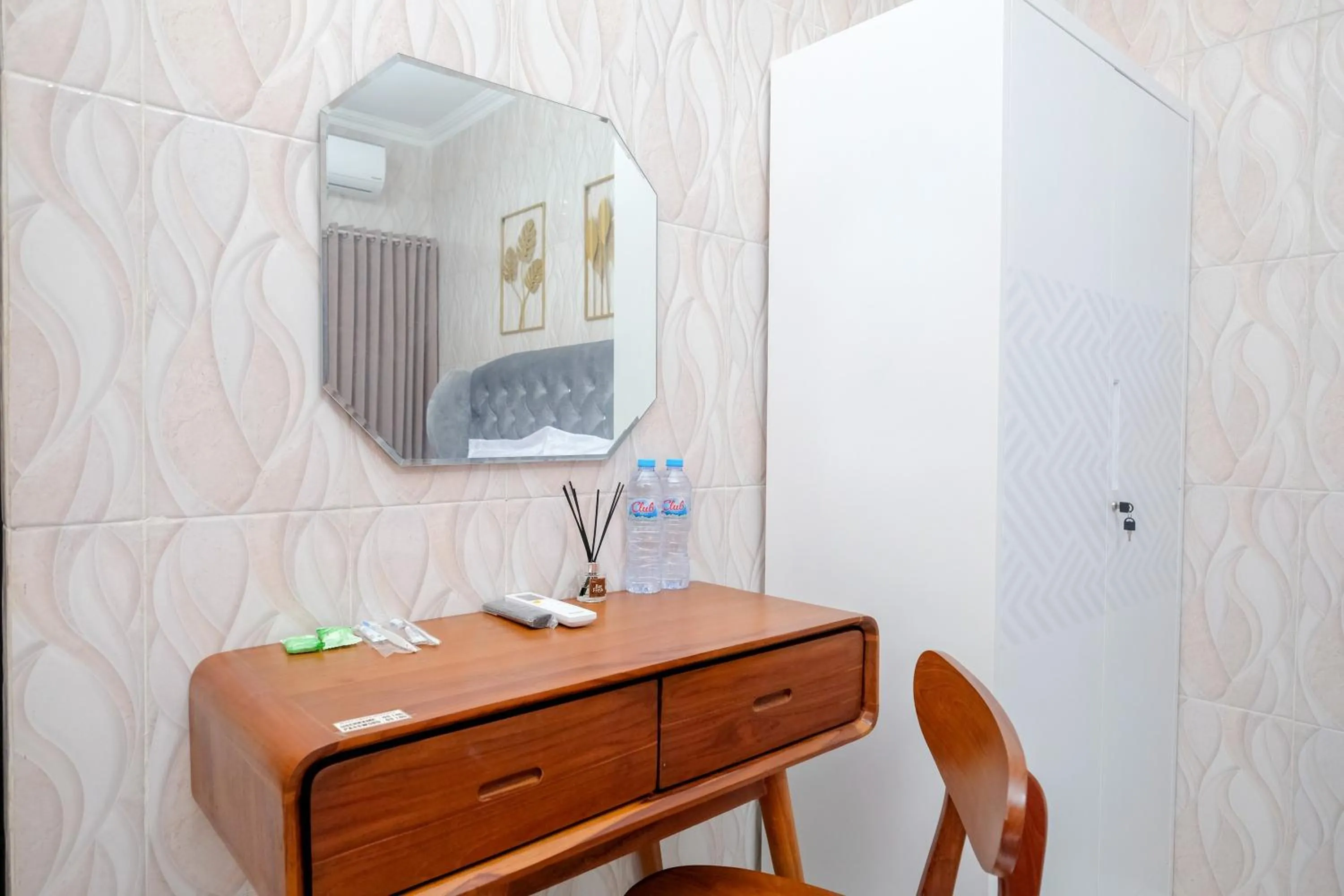 Bedroom in RedDoorz Syariah near Stasiun Gubeng 2