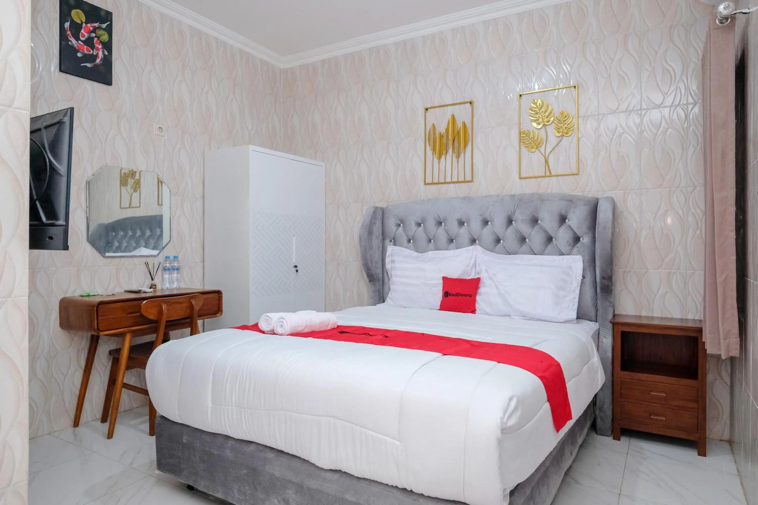 Bedroom, Bed in RedDoorz Syariah near Stasiun Gubeng 2