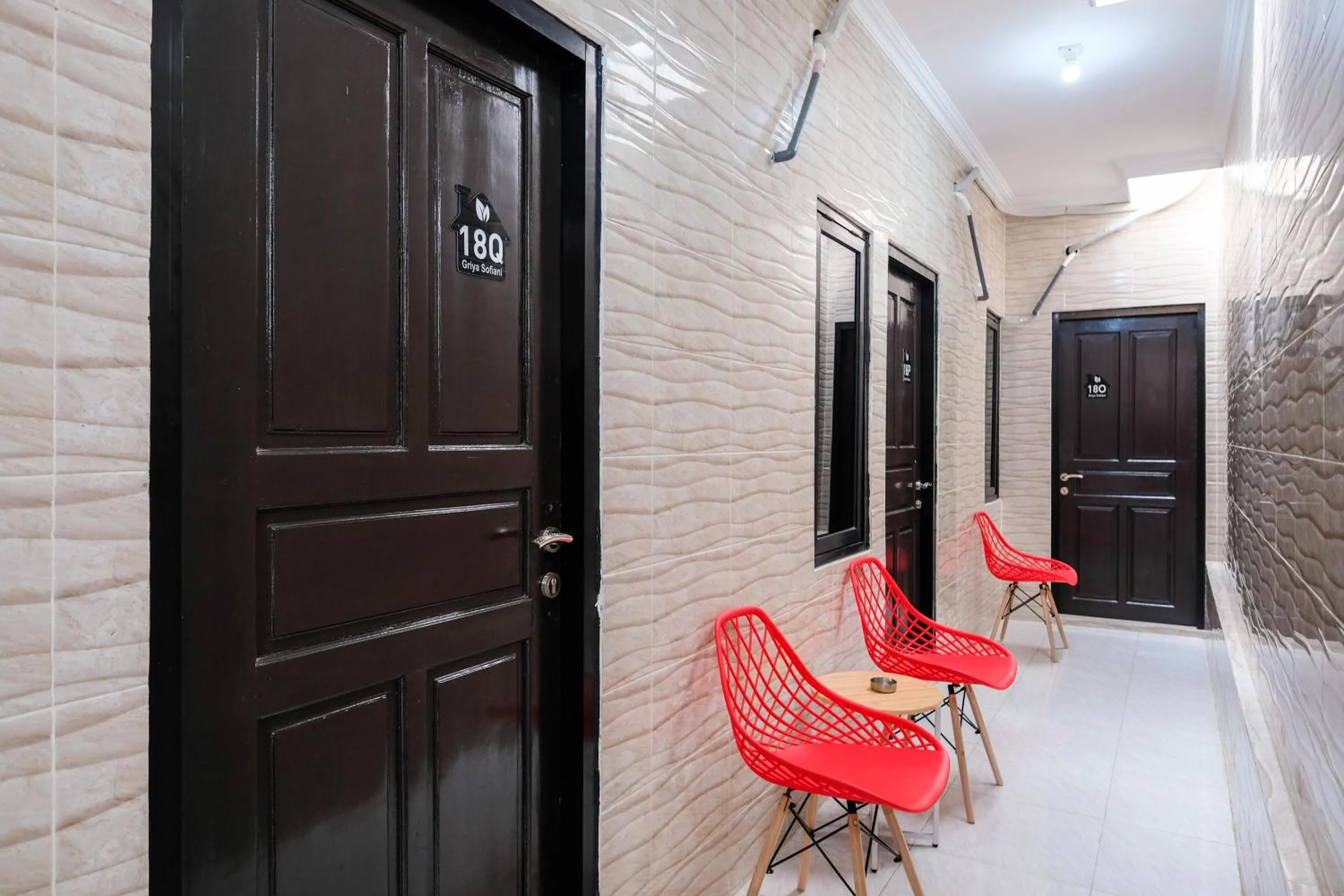Seating area in RedDoorz Syariah near Stasiun Gubeng 2