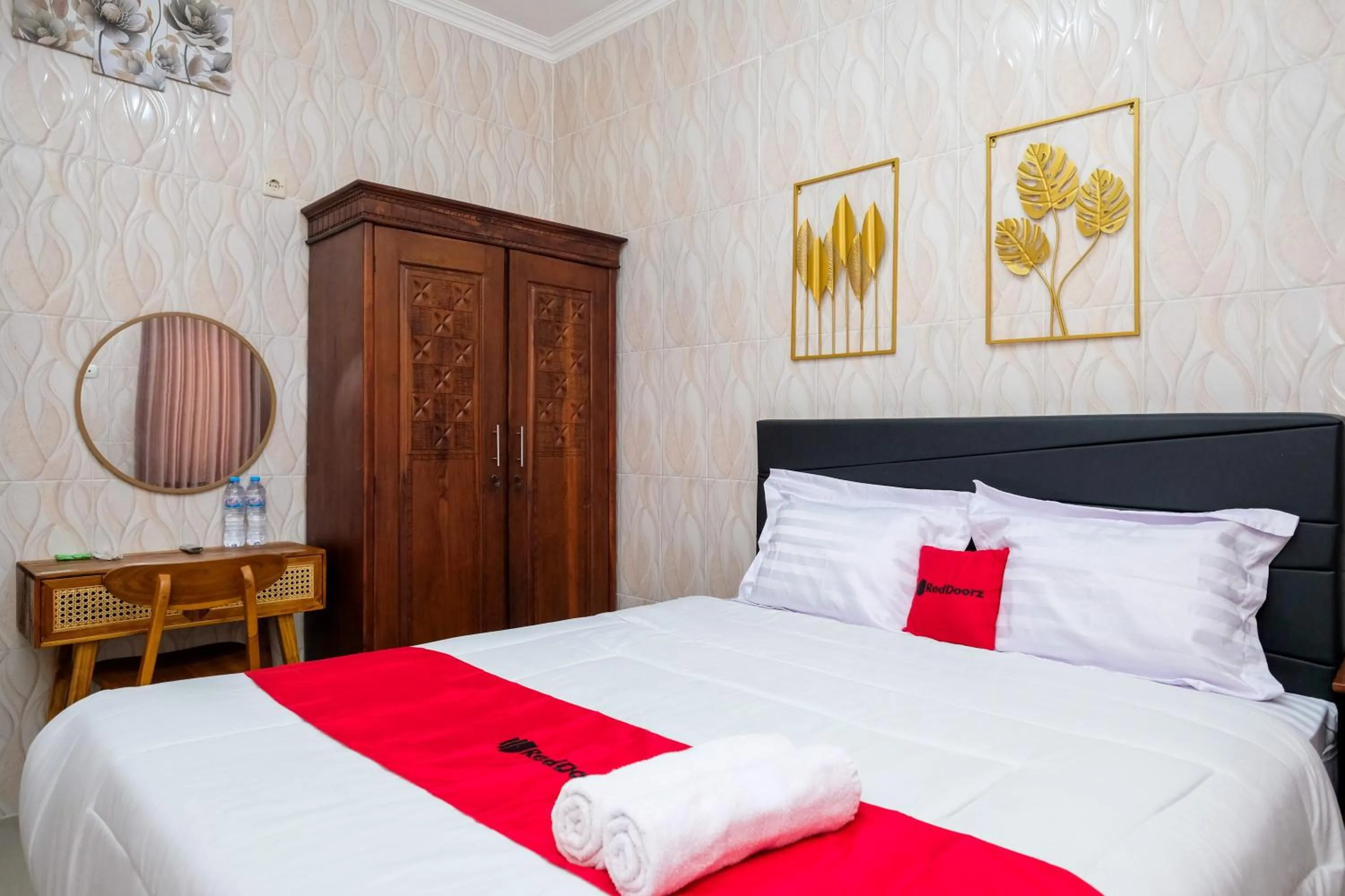 Bedroom, Bed in RedDoorz Syariah near Stasiun Gubeng 2