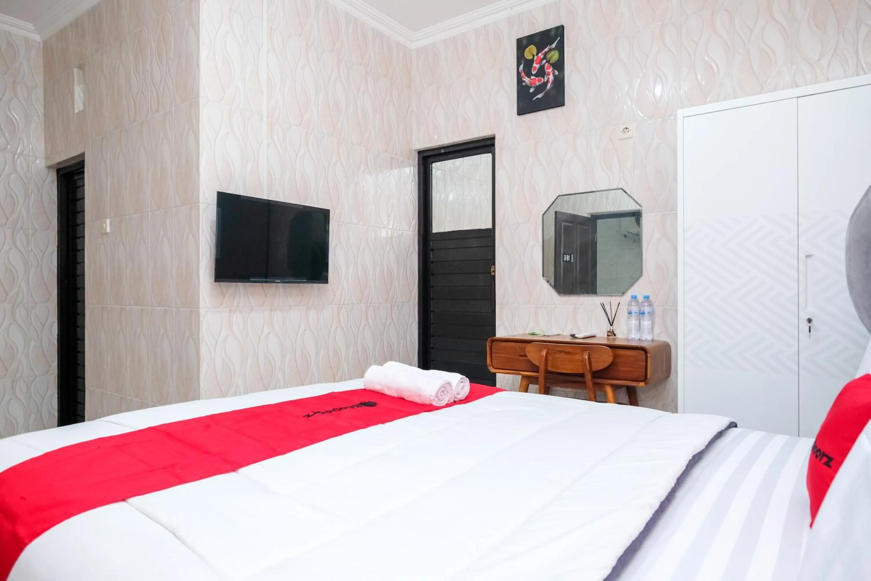 Bedroom, Bed in RedDoorz Syariah near Stasiun Gubeng 2