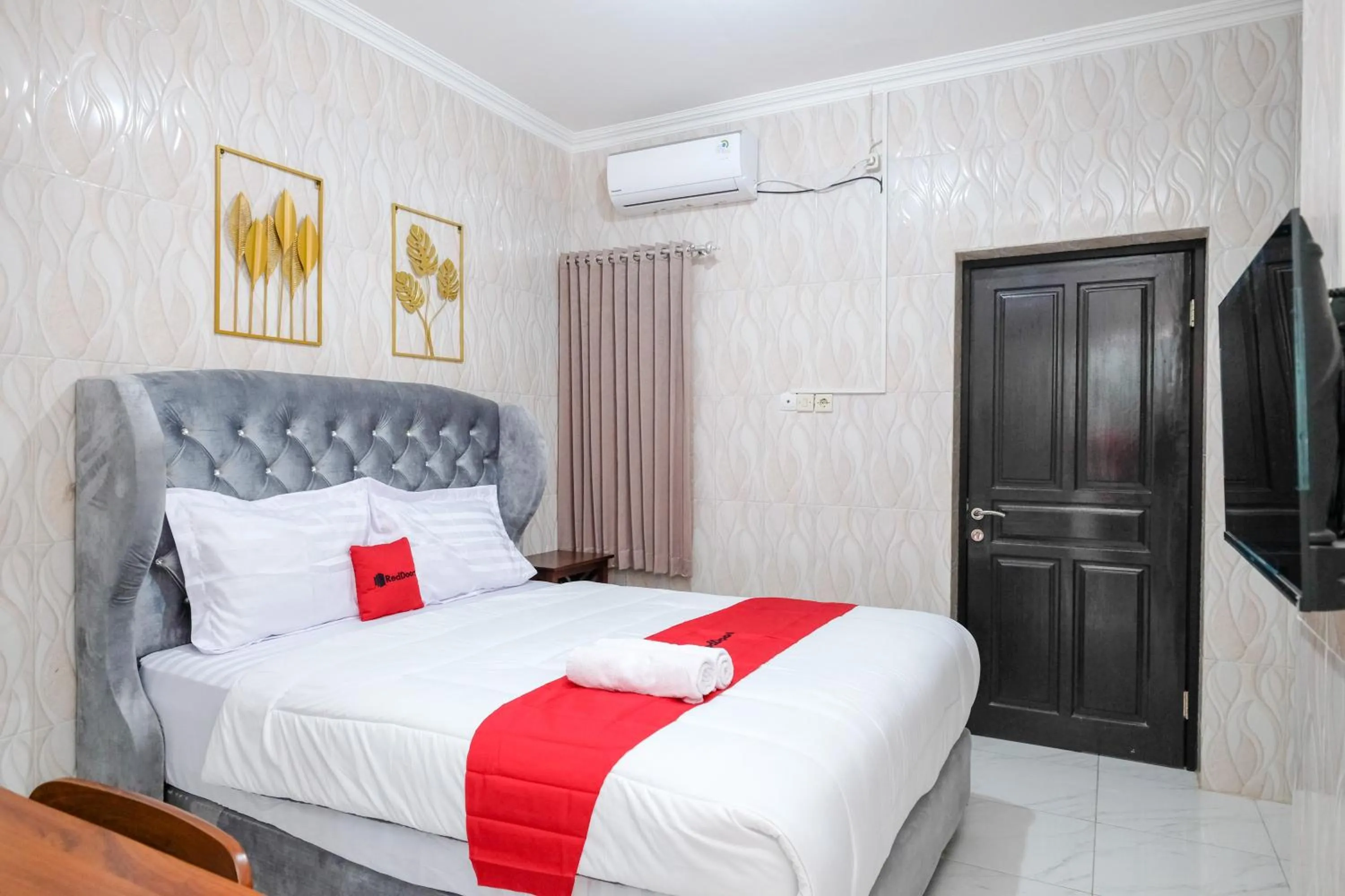 Bedroom, Bed in RedDoorz Syariah near Stasiun Gubeng 2