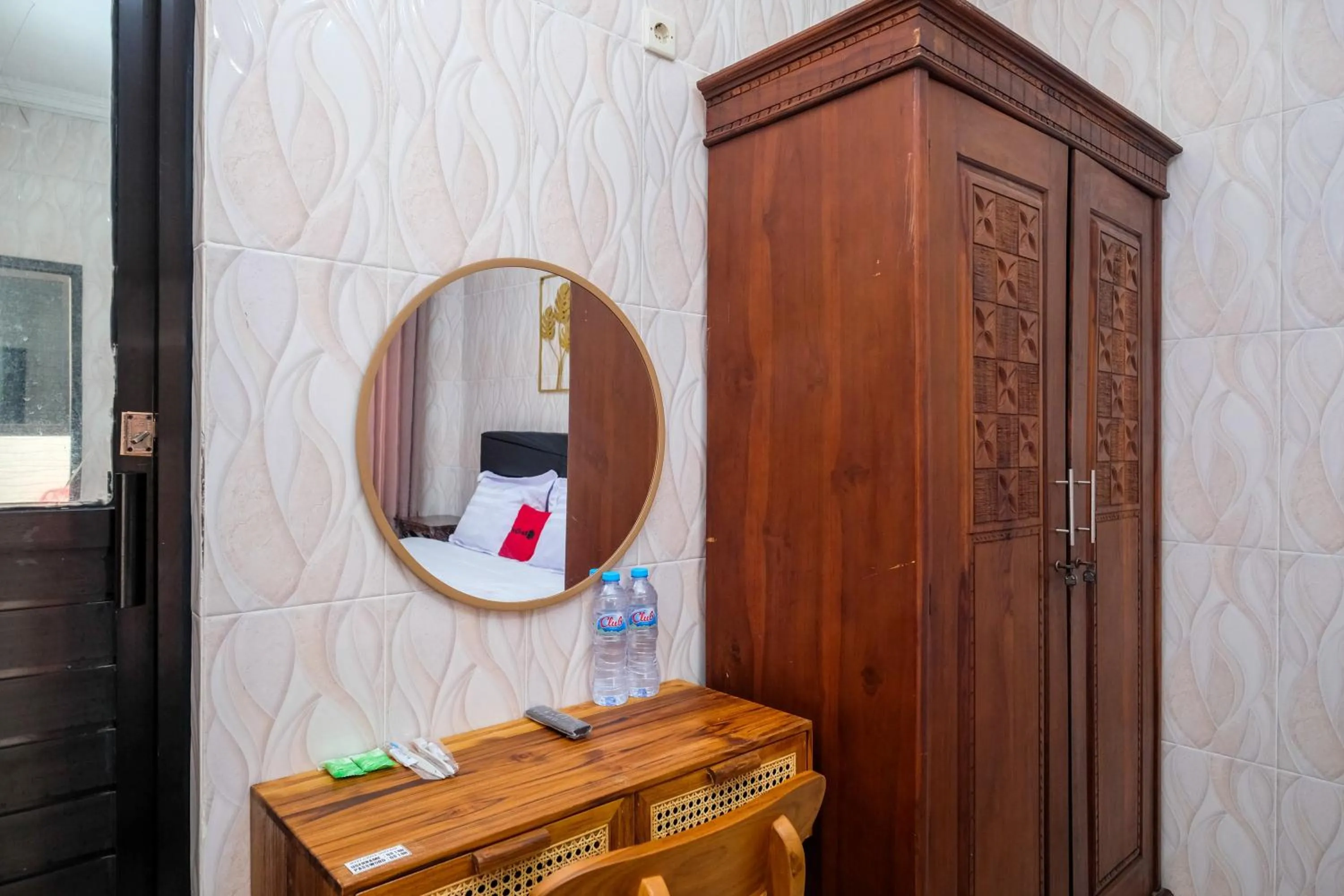 Bedroom in RedDoorz Syariah near Stasiun Gubeng 2