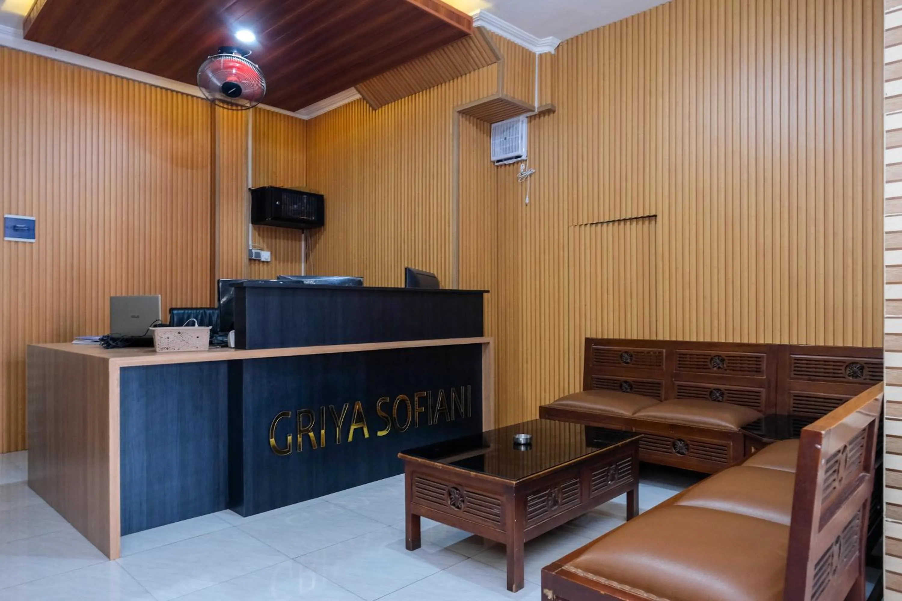 Lobby or reception in RedDoorz Syariah near Stasiun Gubeng 2